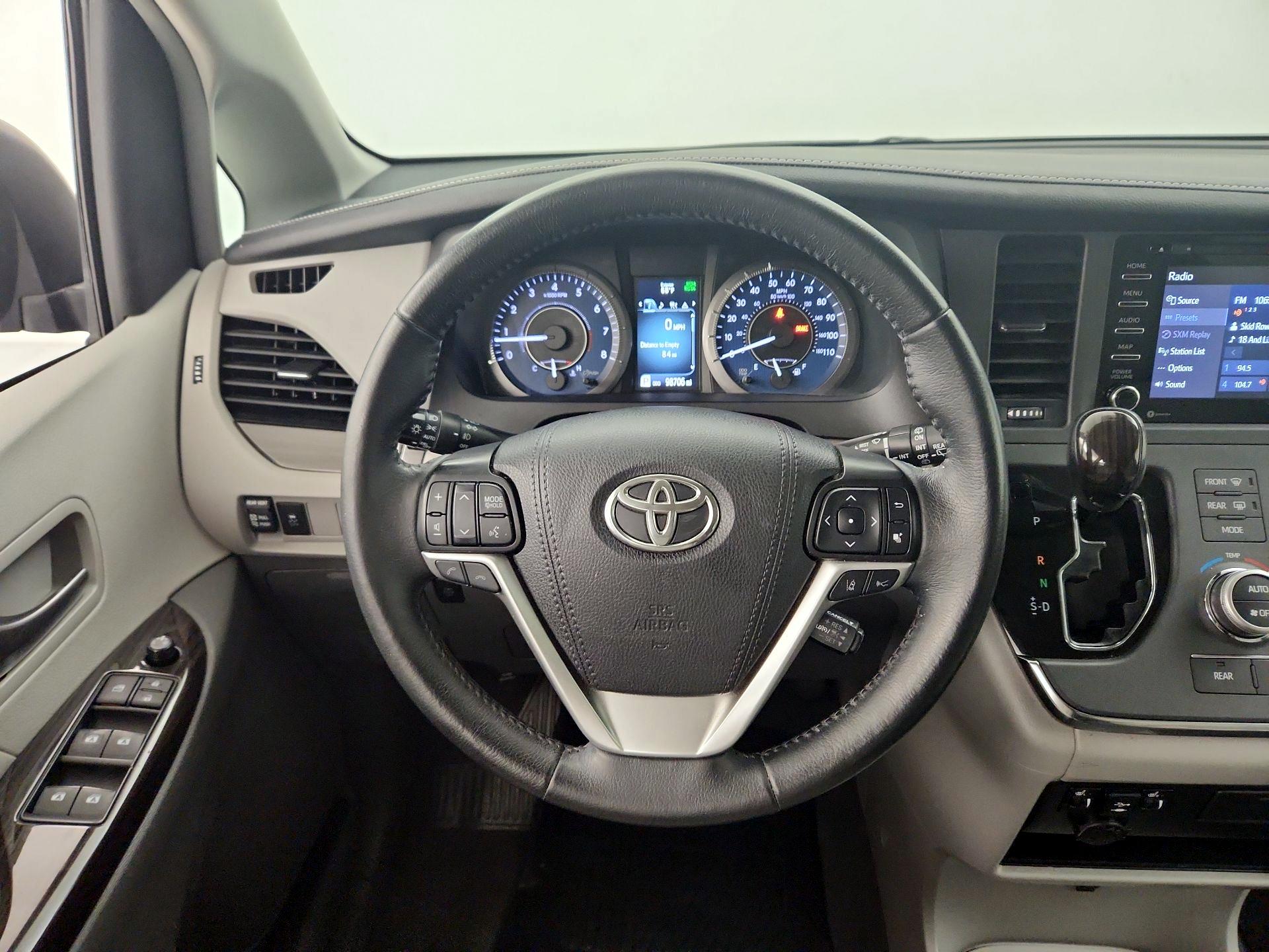 Thumbnail: 2019 Toyota Sienna - 10