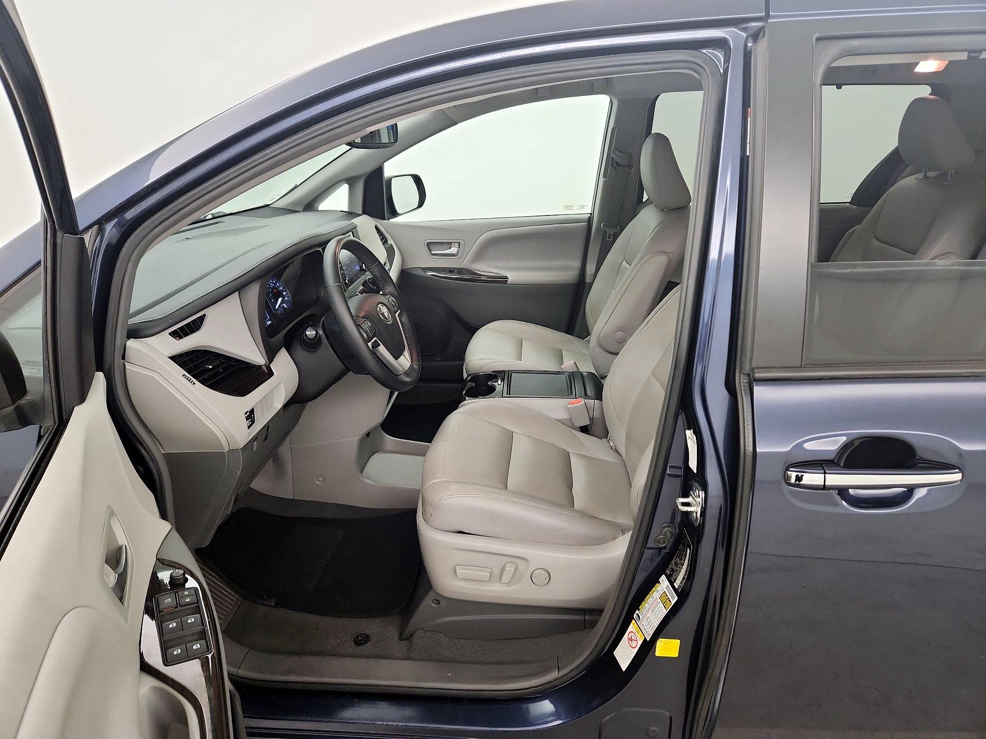 Thumbnail: 2019 Toyota Sienna - 11