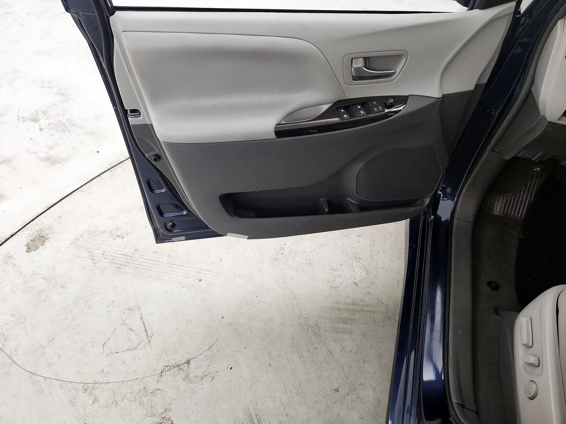 Thumbnail: 2019 Toyota Sienna - 12