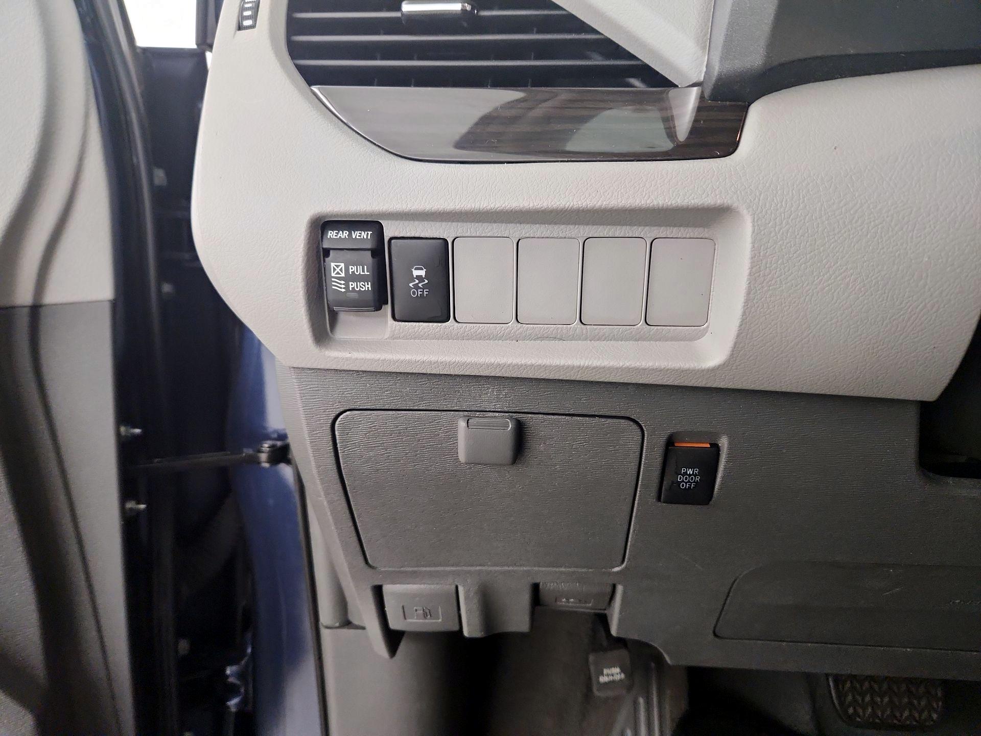 Thumbnail: 2019 Toyota Sienna - 13