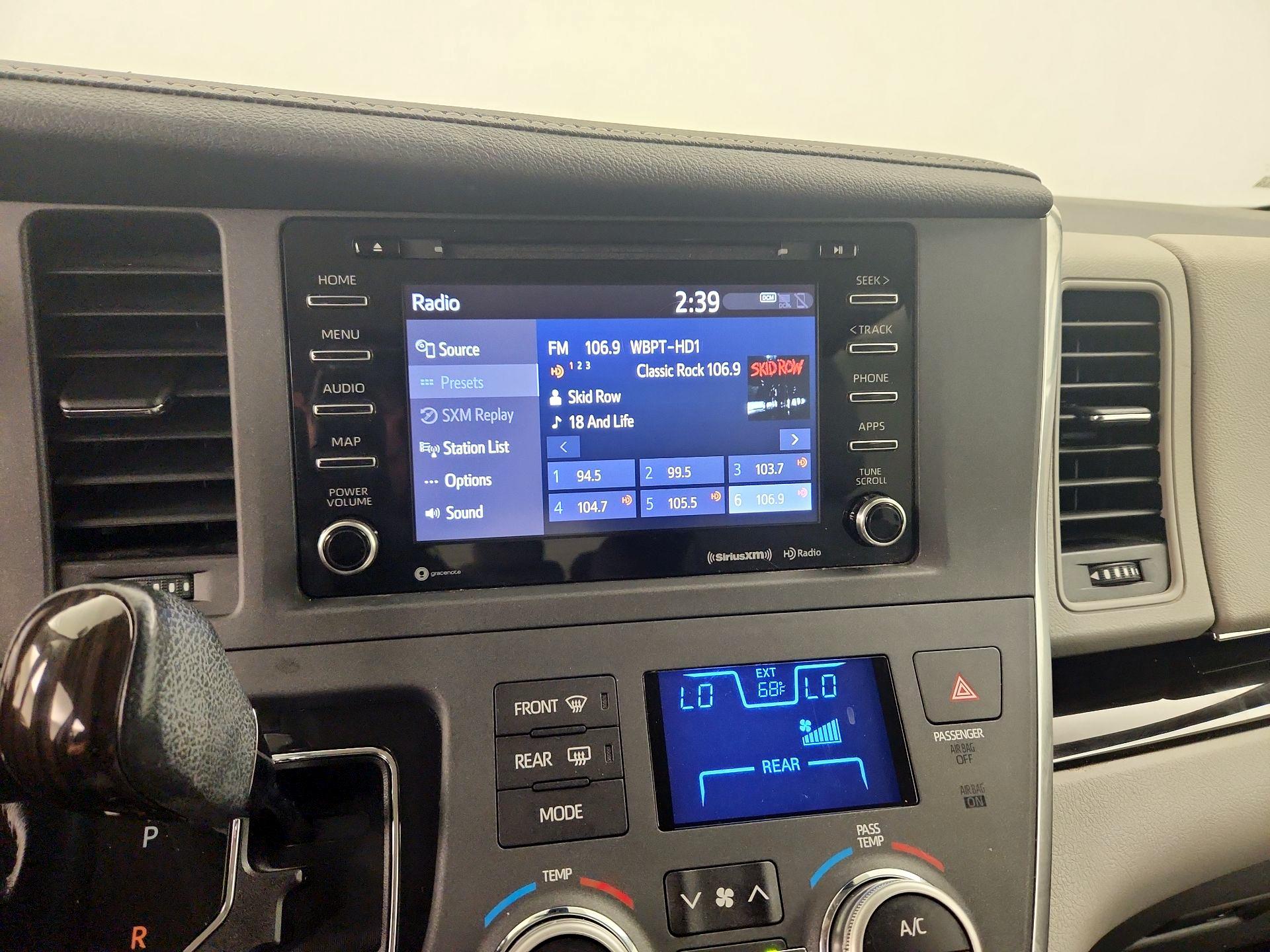 Thumbnail: 2019 Toyota Sienna - 15