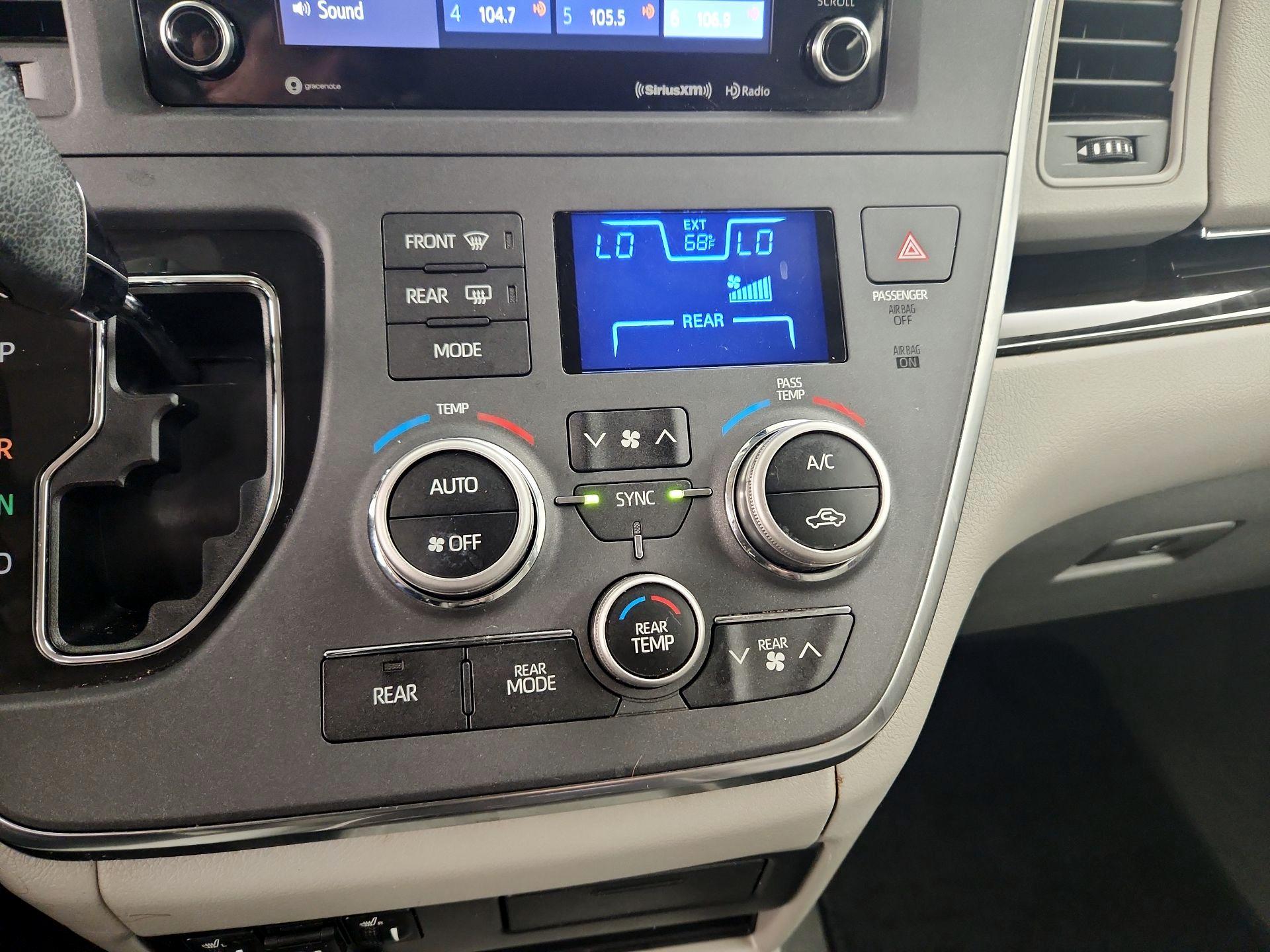 Thumbnail: 2019 Toyota Sienna - 16