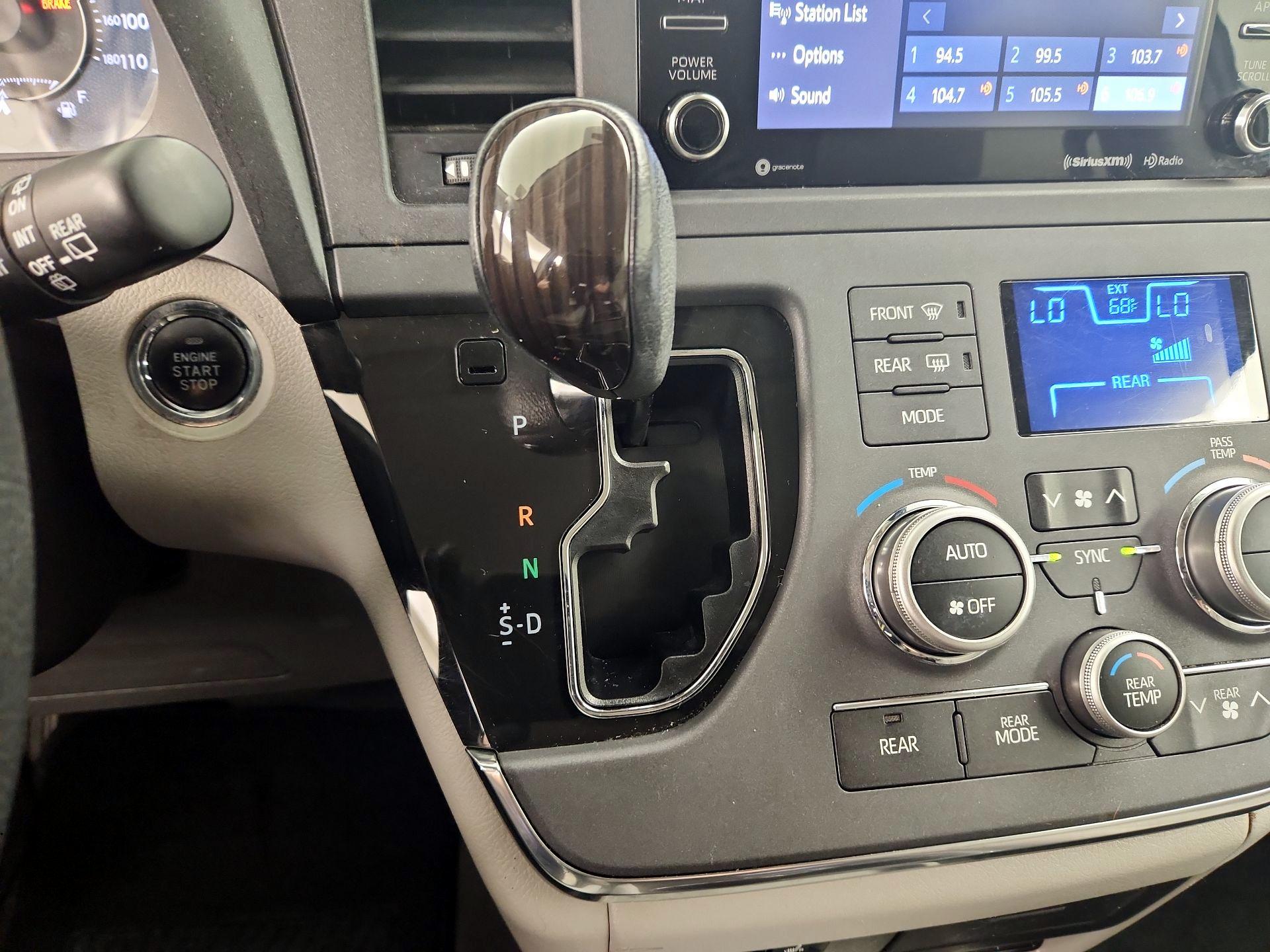 Thumbnail: 2019 Toyota Sienna - 17