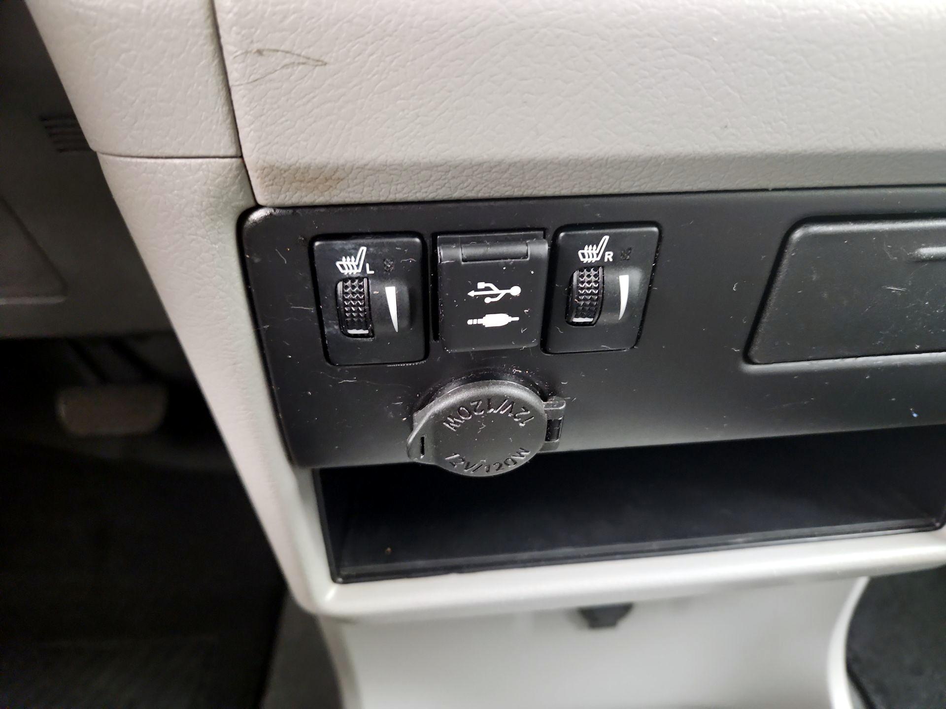 Thumbnail: 2019 Toyota Sienna - 18