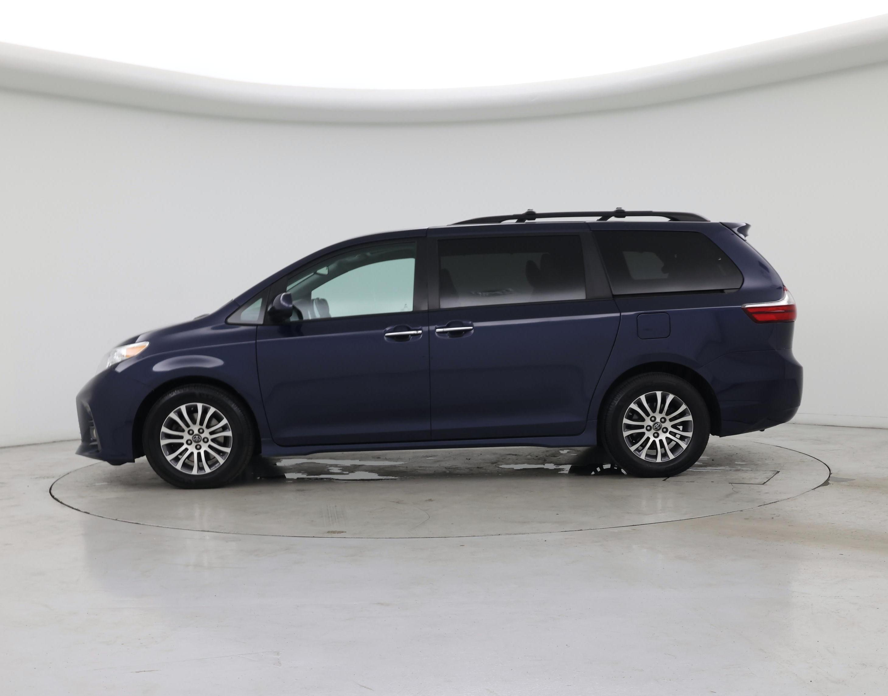 Thumbnail: 2019 Toyota Sienna - 3