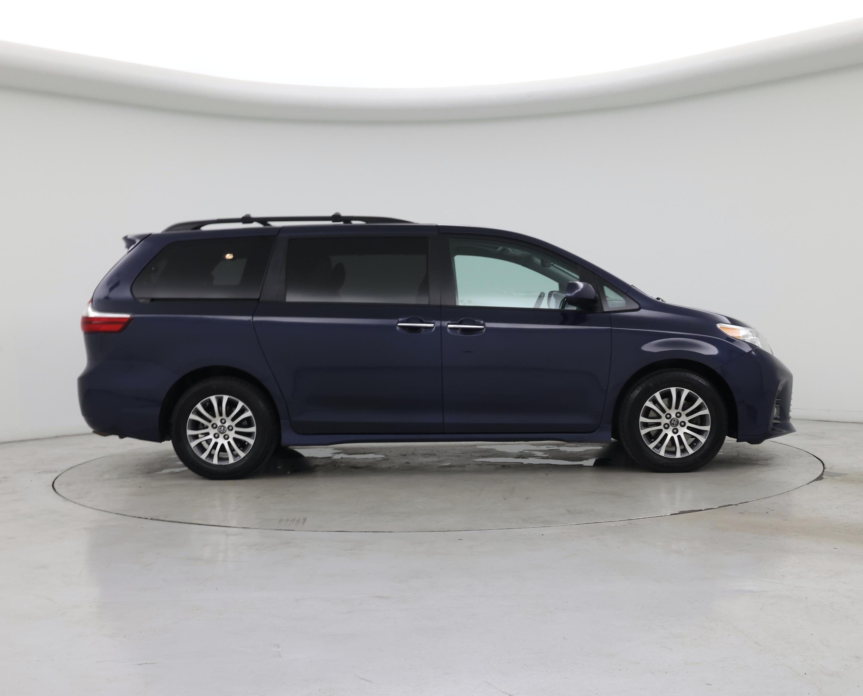 Thumbnail: 2019 Toyota Sienna - 7