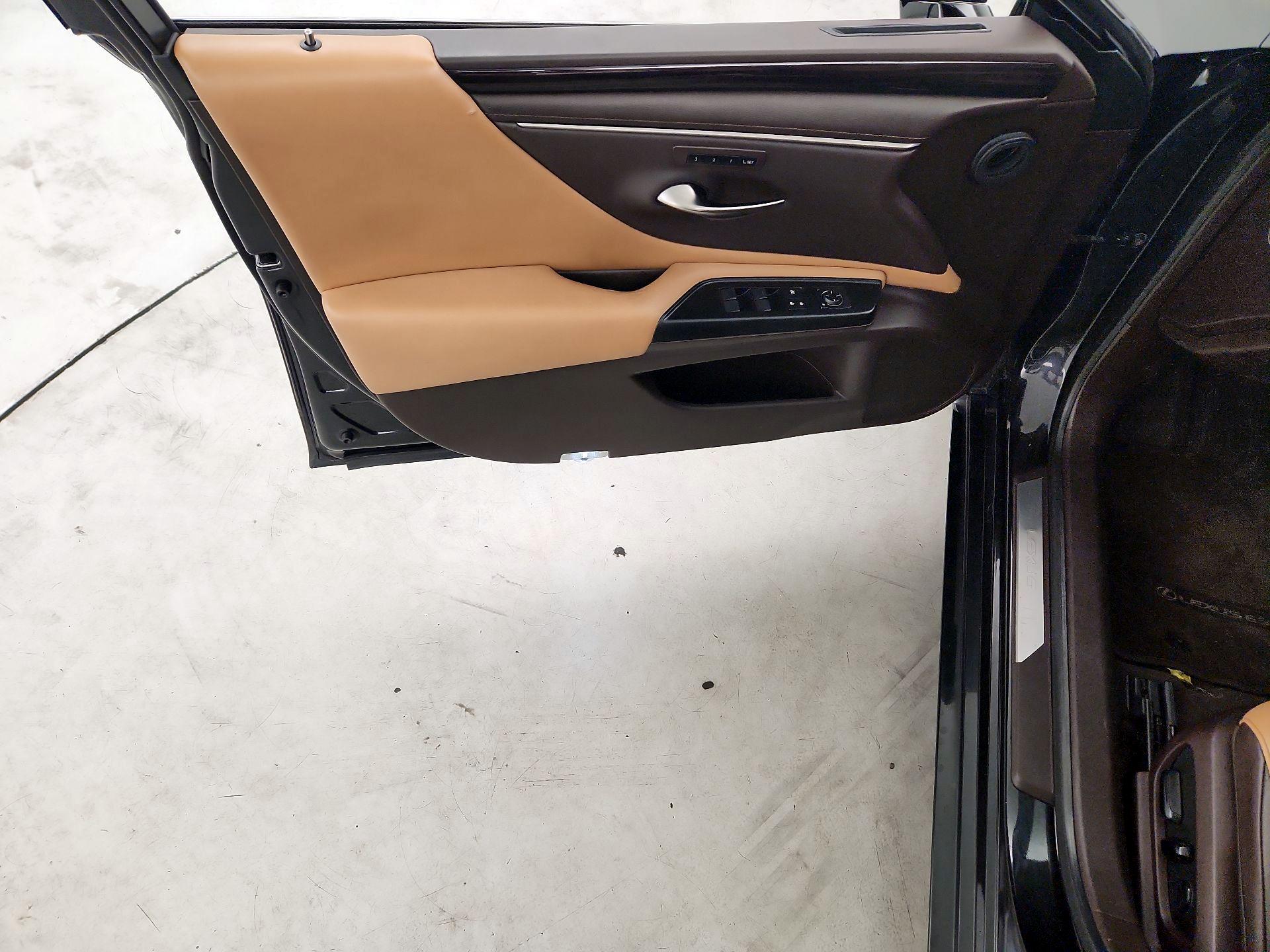 Thumbnail: 2019 Lexus ES - 12