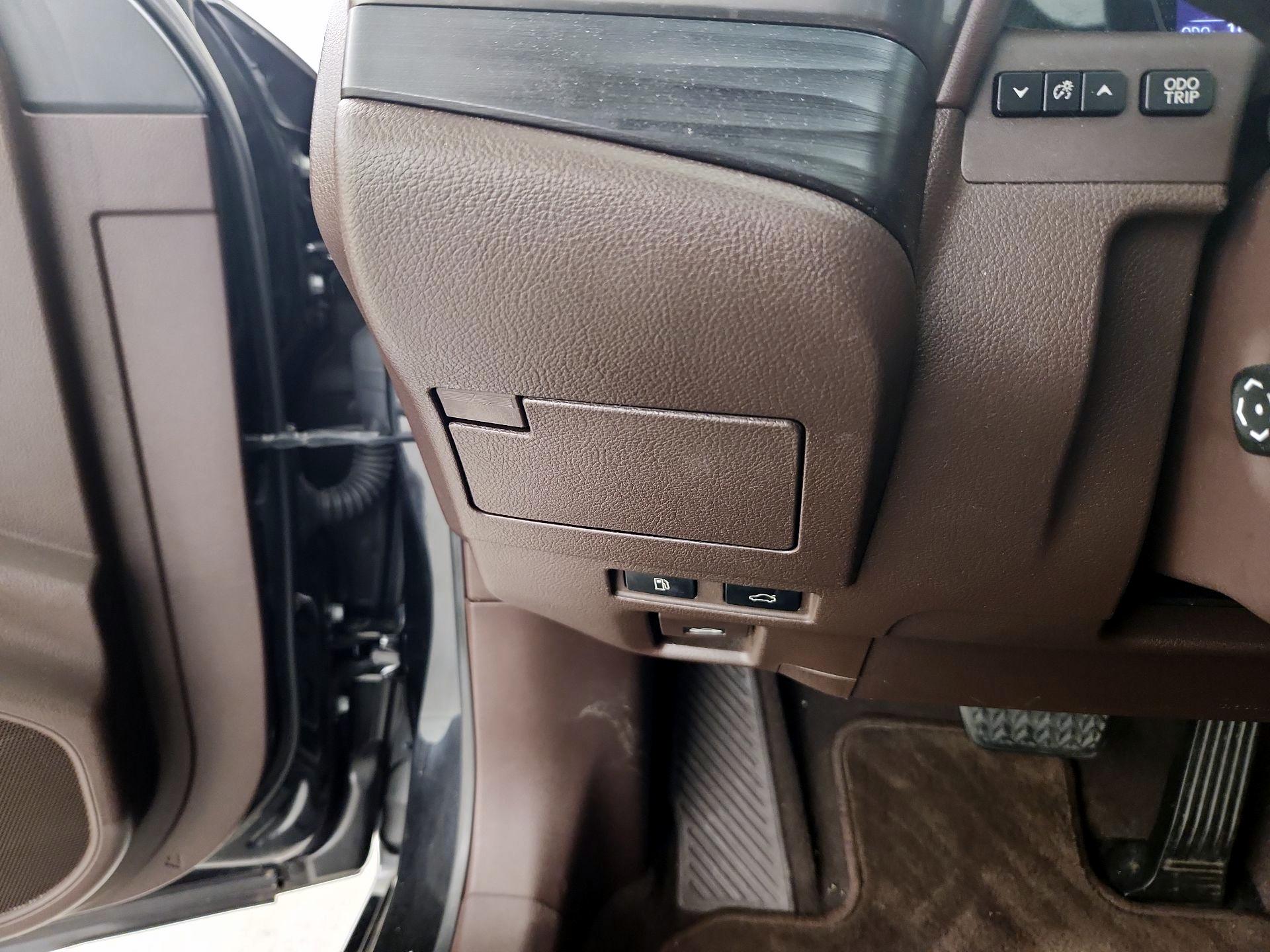 Thumbnail: 2019 Lexus ES - 13