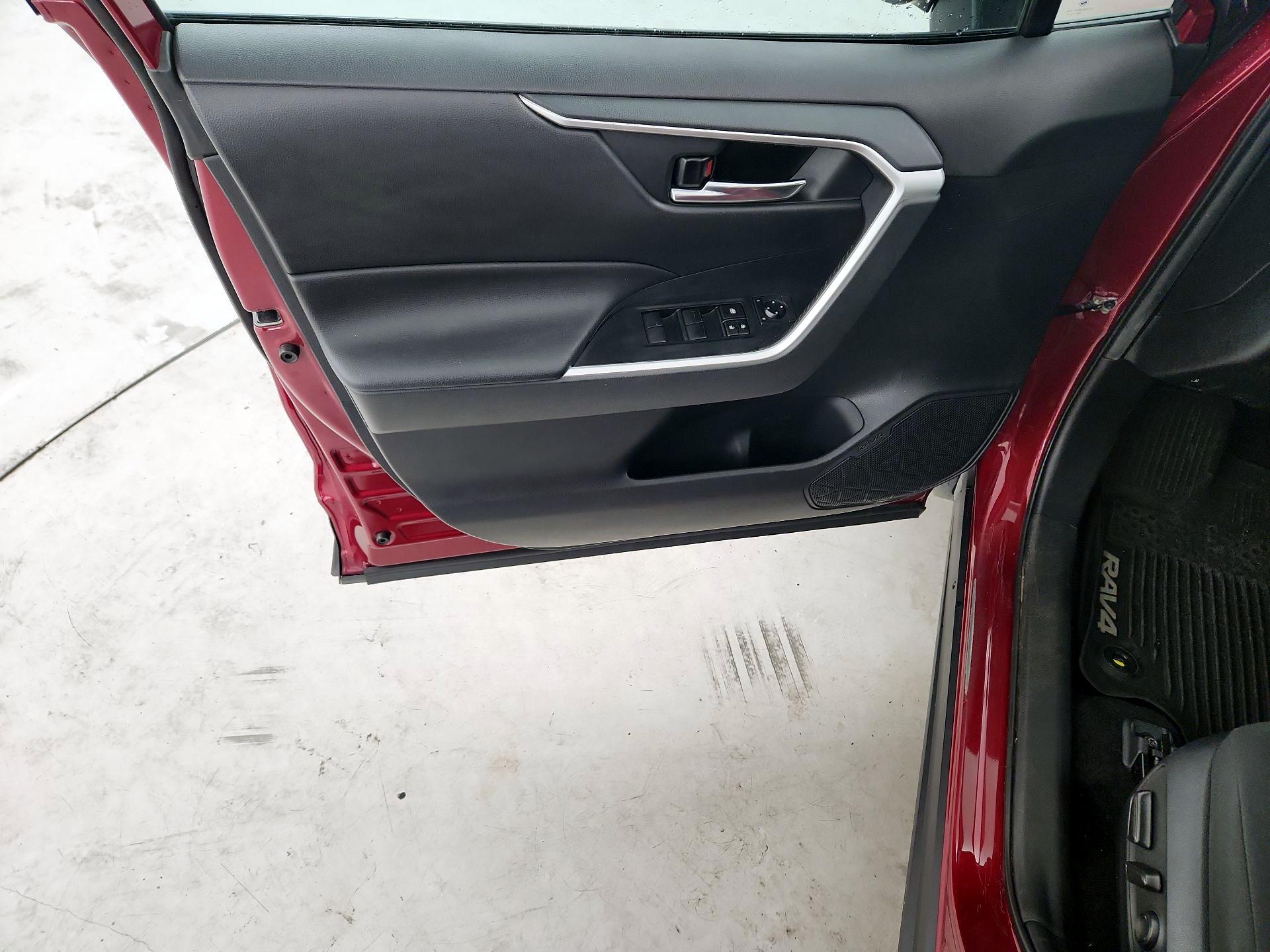 Thumbnail: 2021 Toyota RAV4 - 12