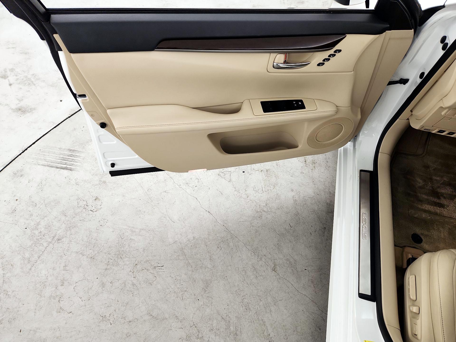 Thumbnail: 2015 Lexus ES - 12