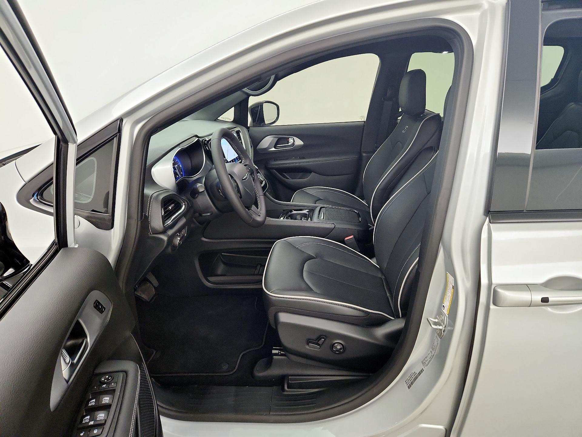 Thumbnail: 2026 Chrysler Pacifica - 11