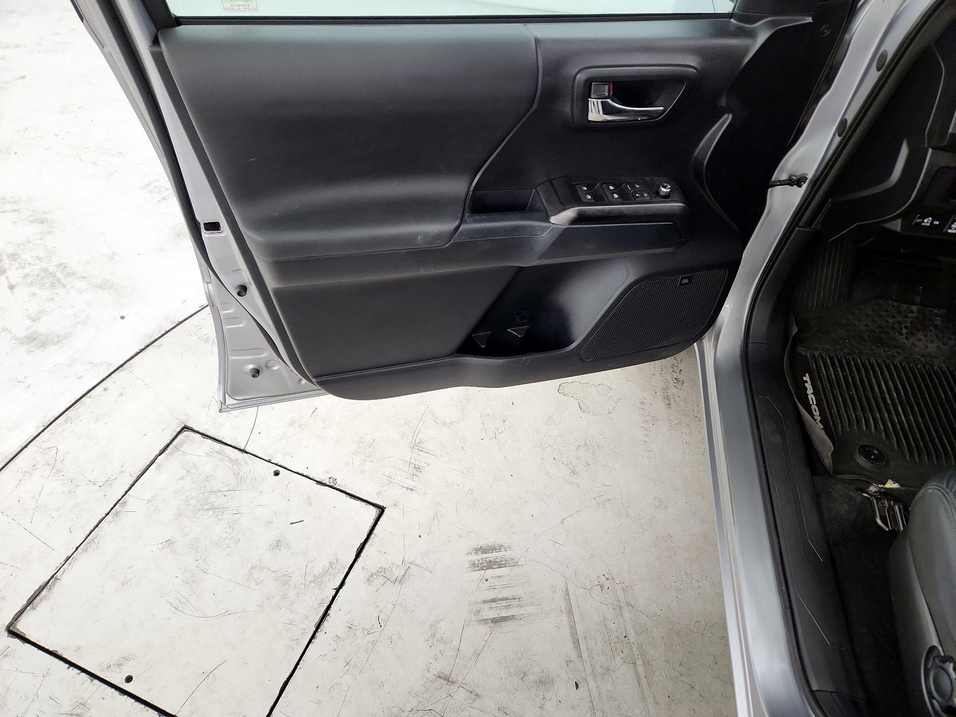 Thumbnail: 2016 Toyota Tacoma - 12