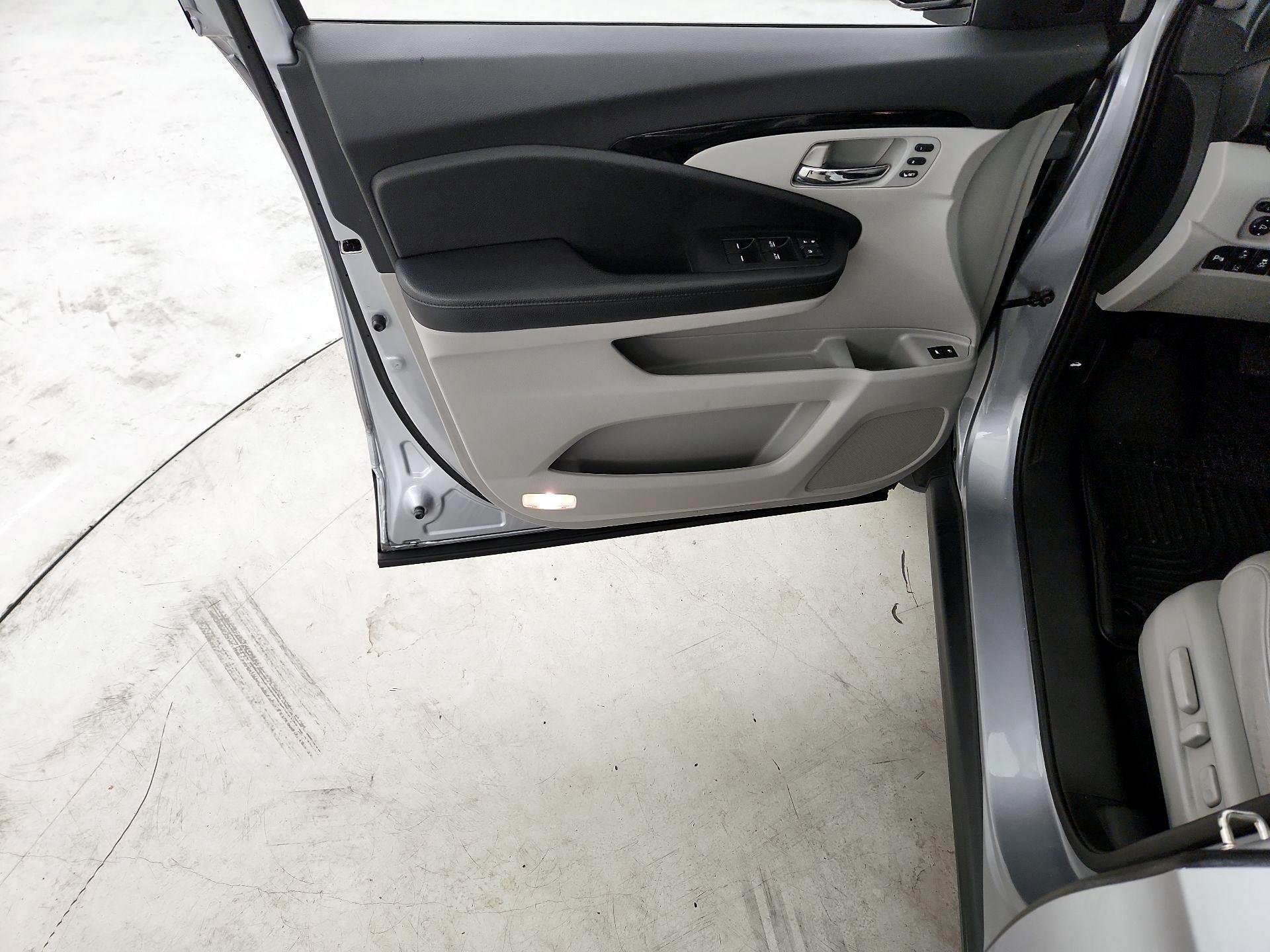 Thumbnail: 2019 Honda Pilot - 12