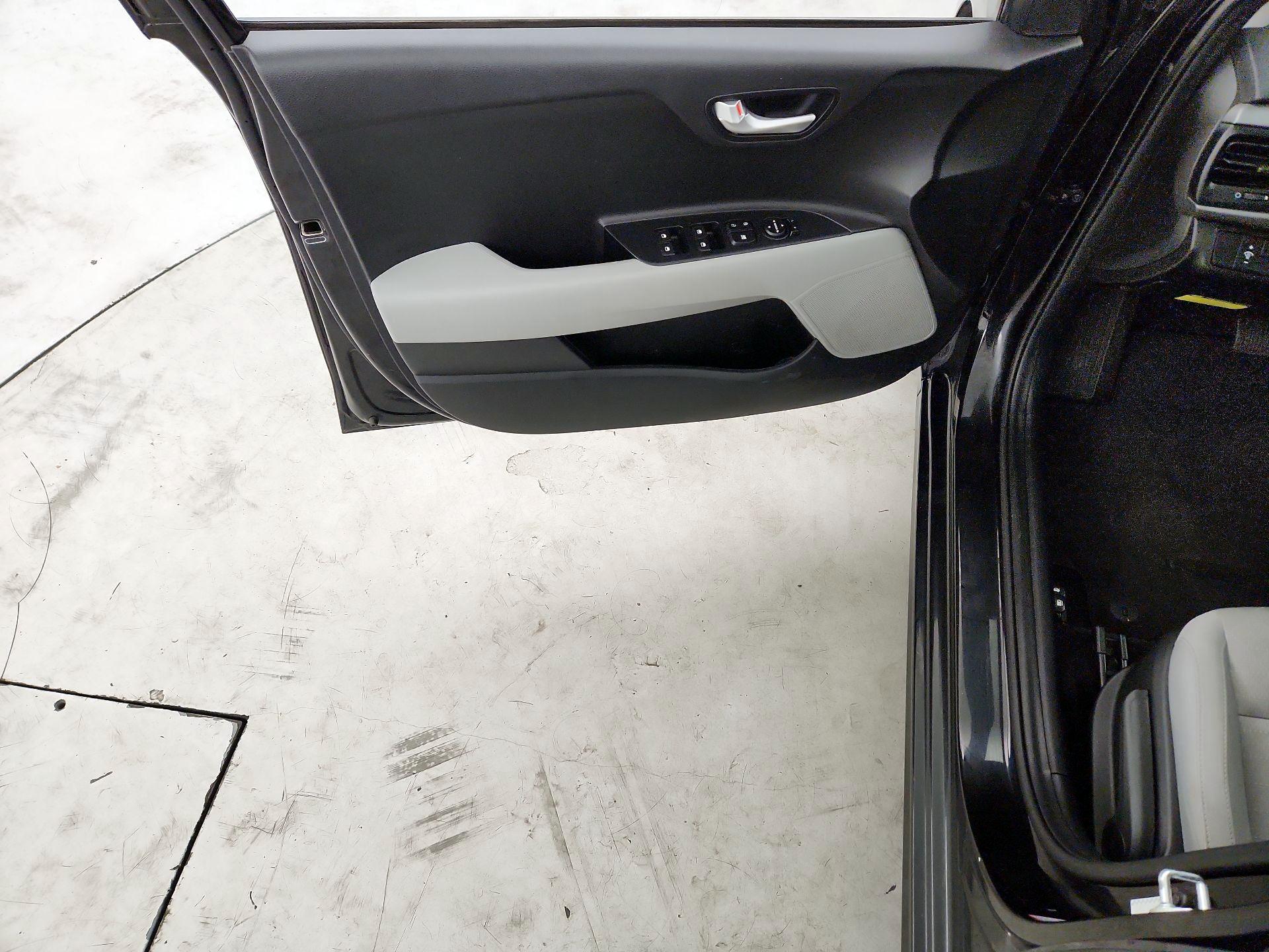 Thumbnail: 2020 Kia Rio - 12