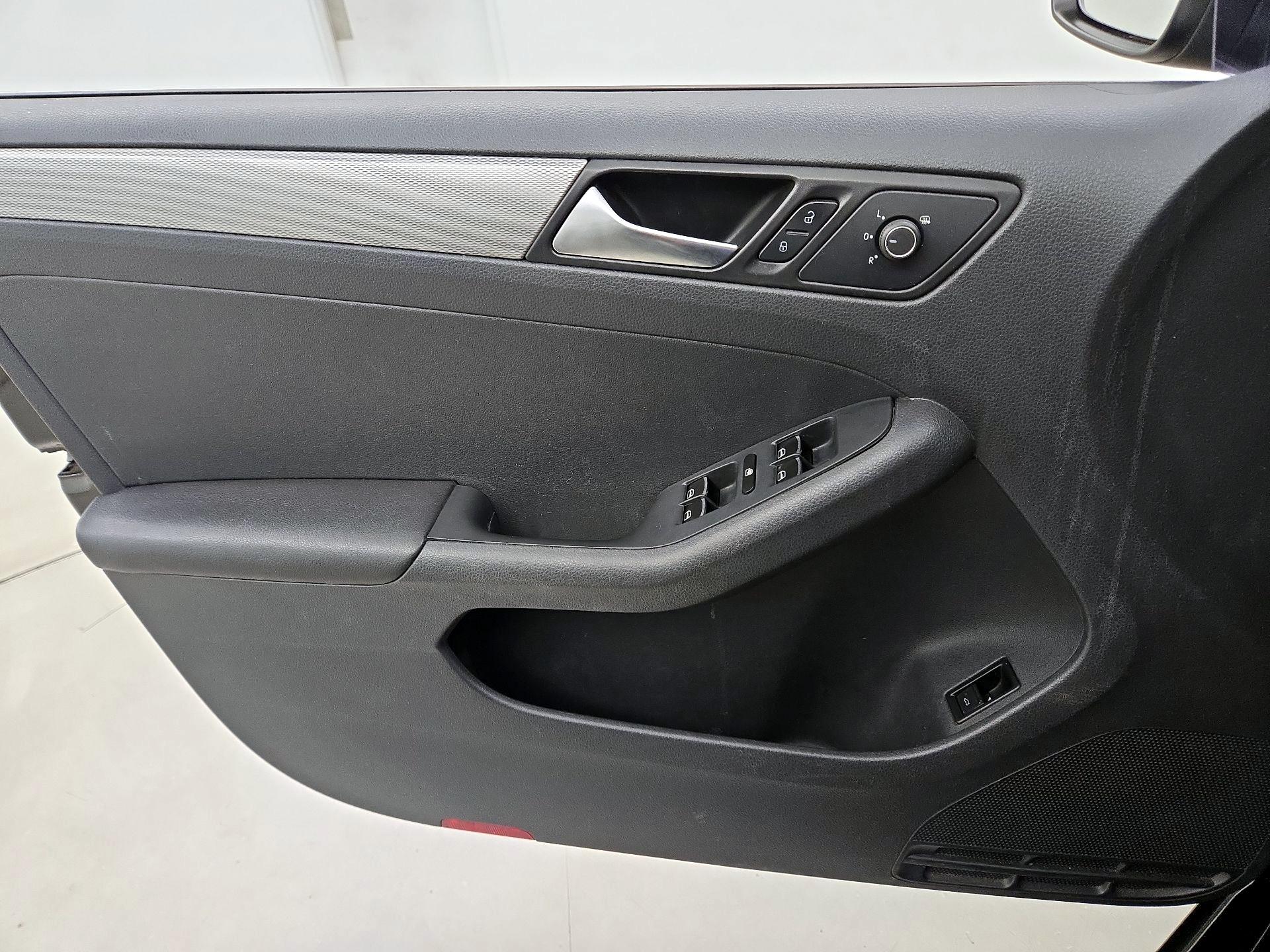 Thumbnail: 2015 Volkswagen Jetta - 12