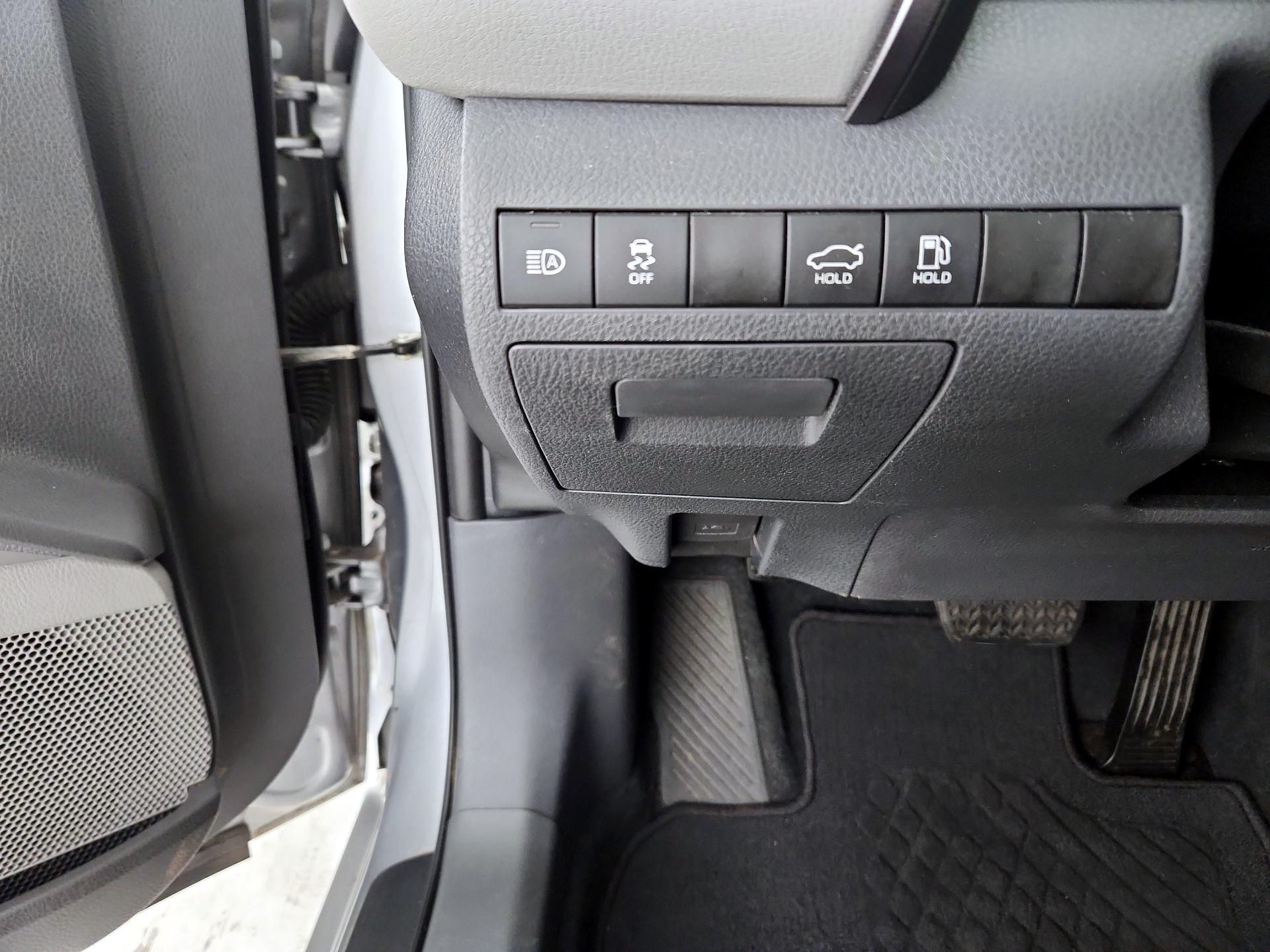 Thumbnail: 2019 Toyota Camry - 13