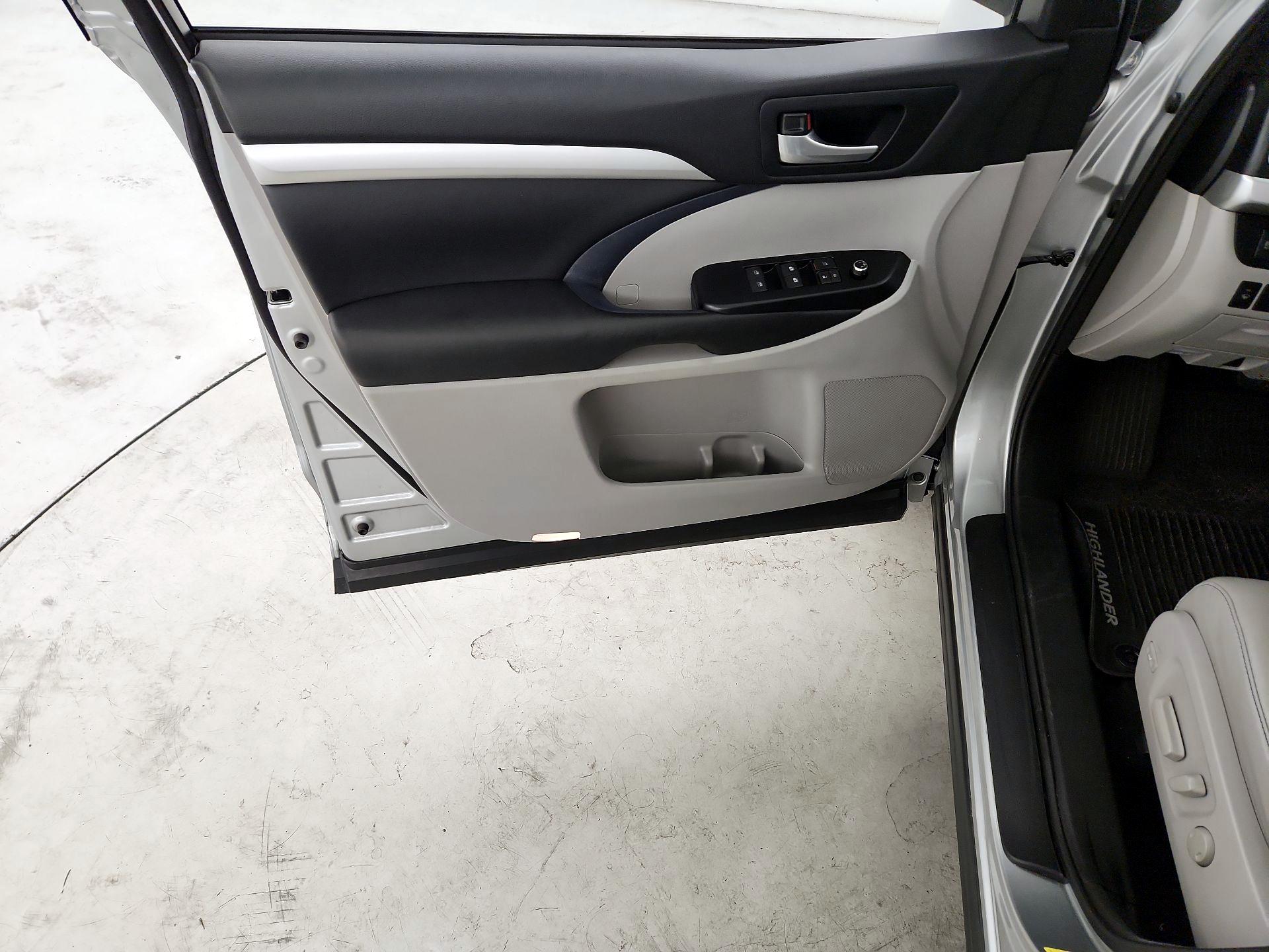 Thumbnail: 2017 Toyota Highlander - 12