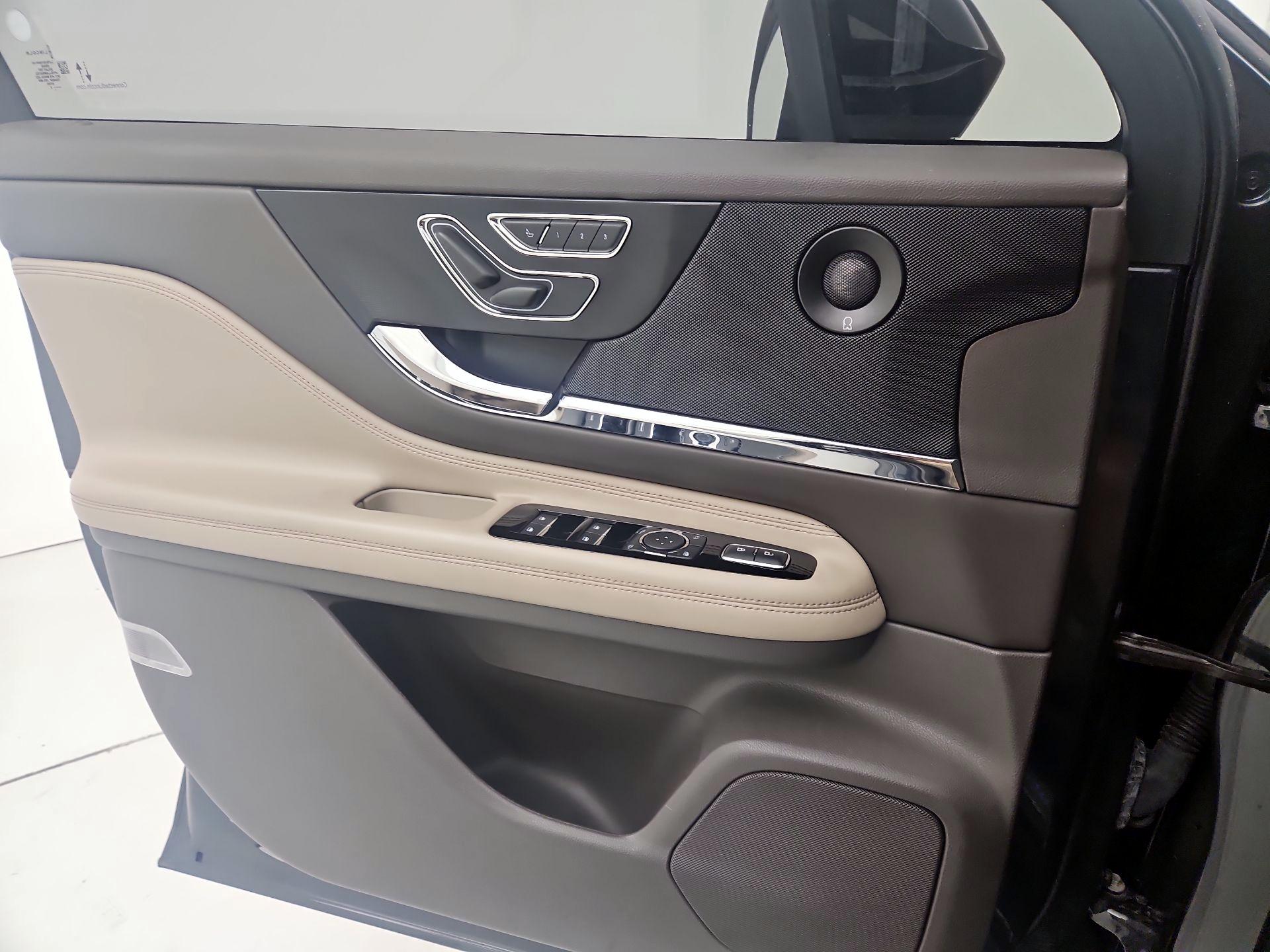 Thumbnail: 2020 Lincoln Corsair - 12