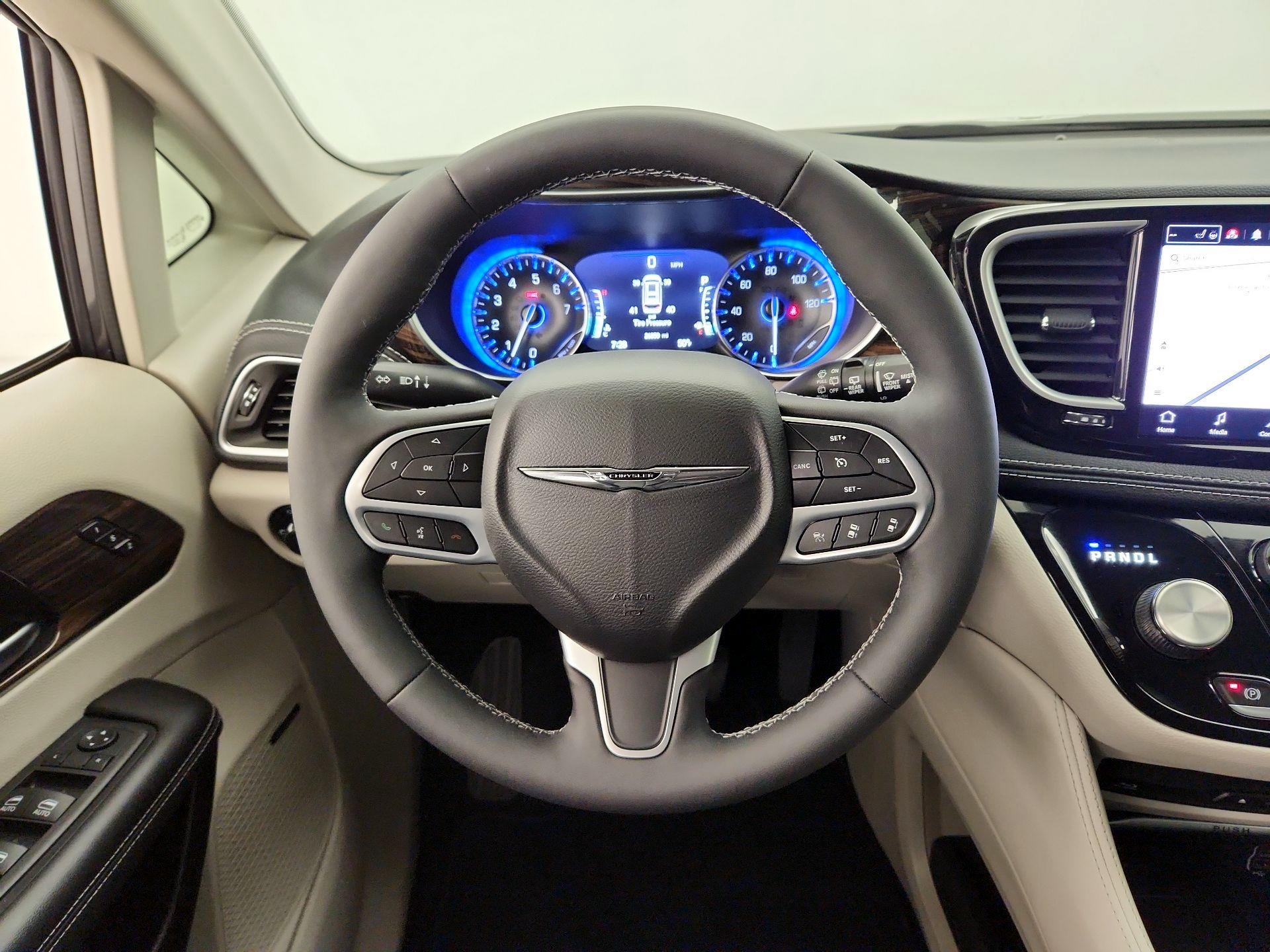 Thumbnail: 2022 Chrysler Pacifica - 10