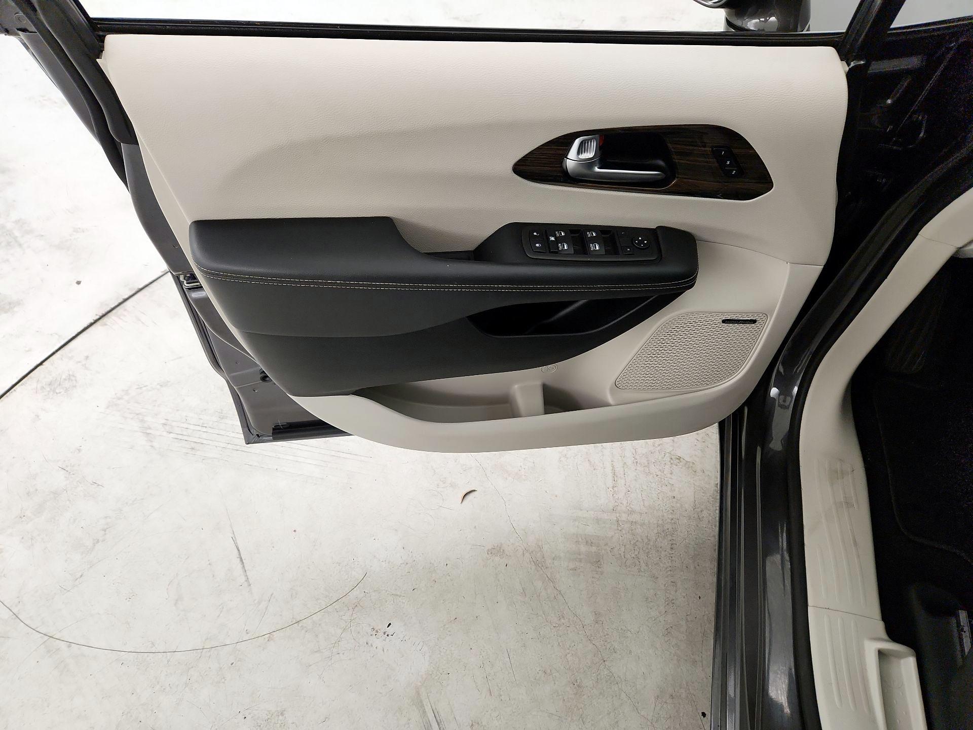 Thumbnail: 2022 Chrysler Pacifica - 12