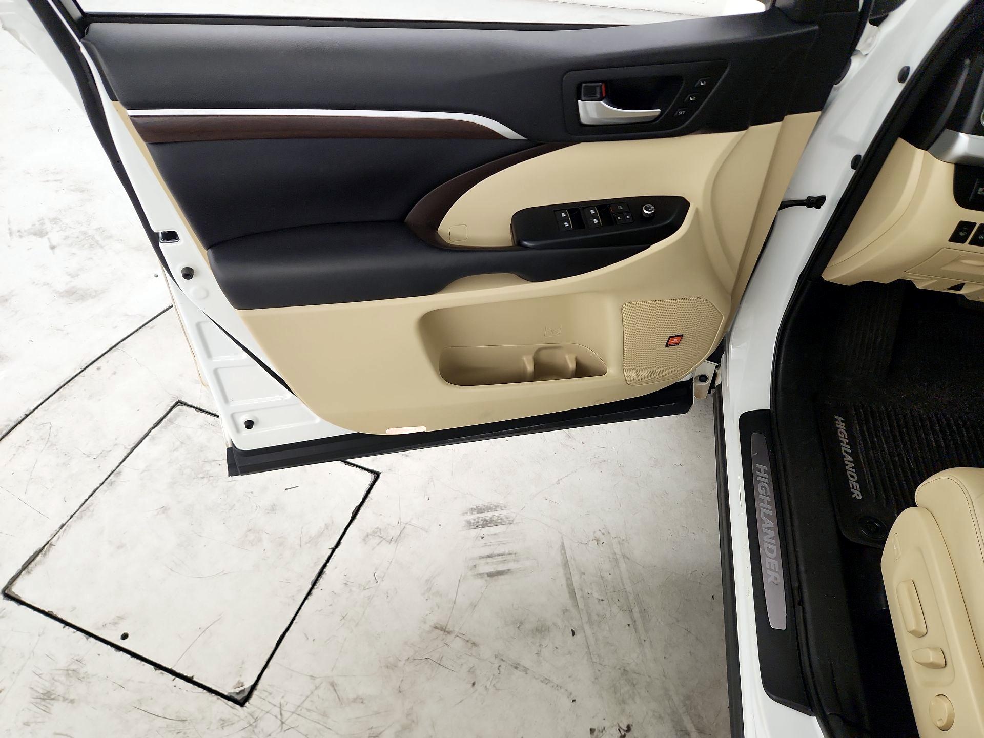 Thumbnail: 2016 Toyota Highlander - 12