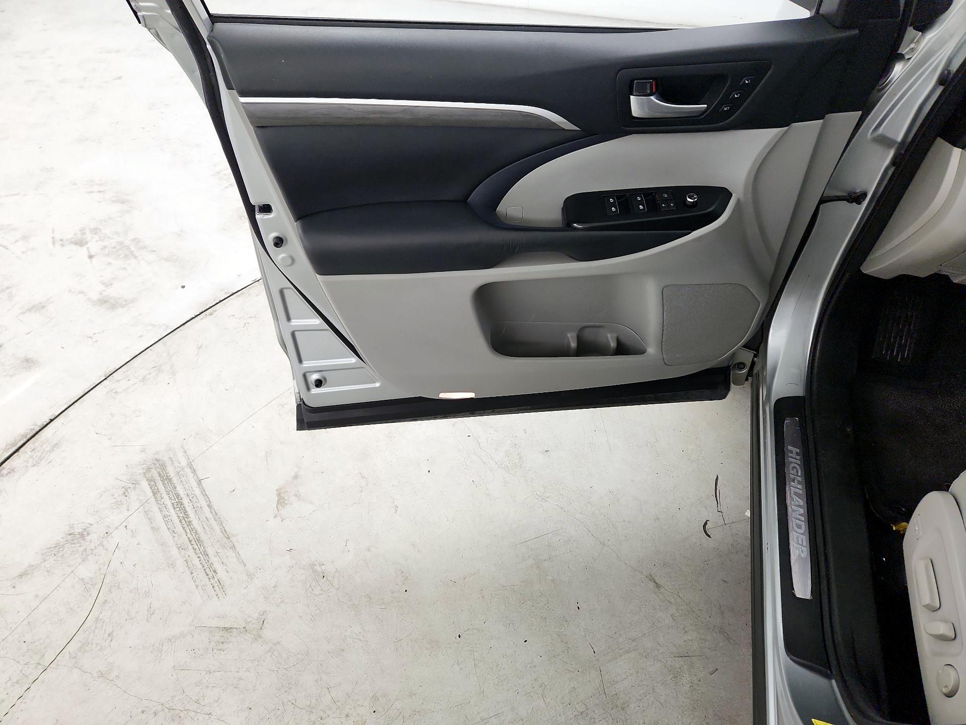 Thumbnail: 2018 Toyota Highlander - 12