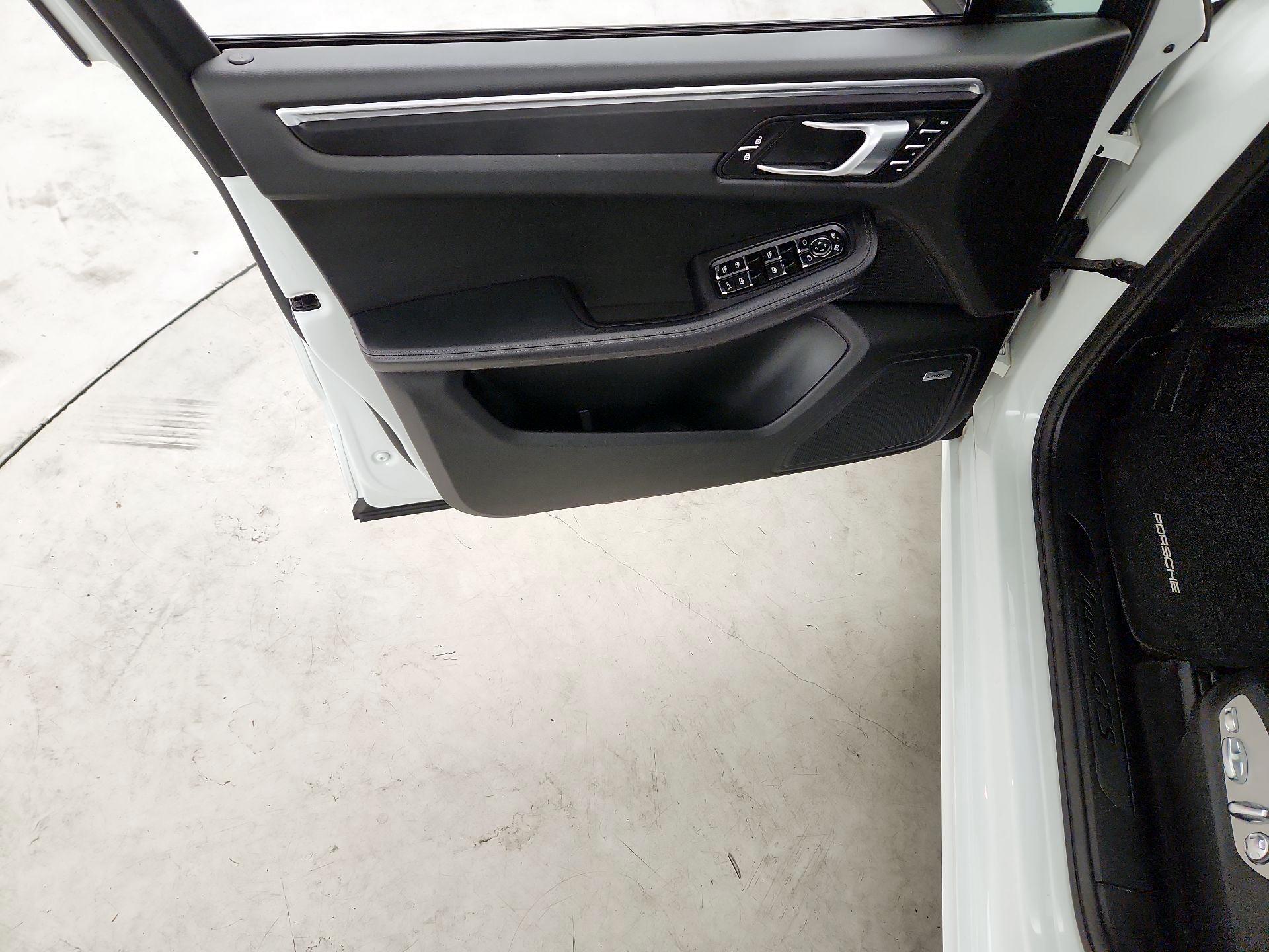 Thumbnail: 2020 Porsche Macan - 12