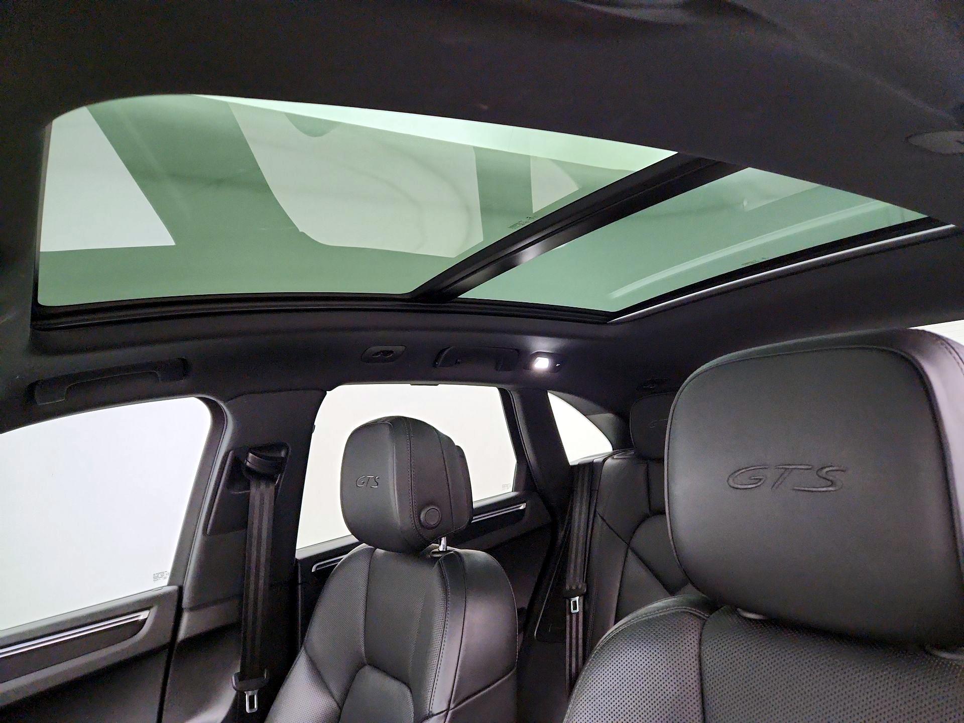 Thumbnail: 2020 Porsche Macan - 20