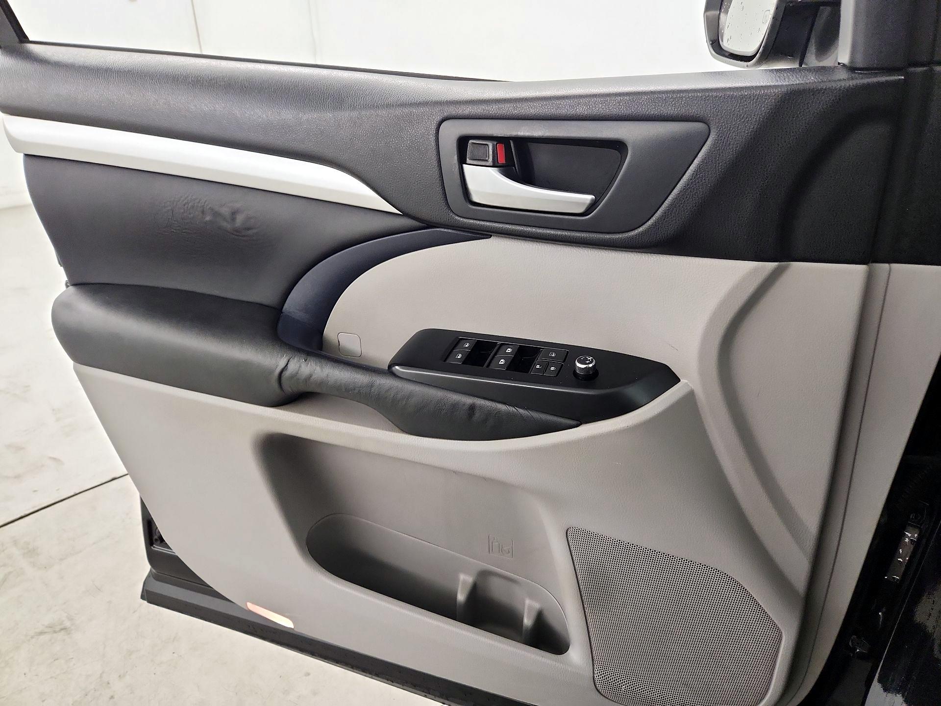 Thumbnail: 2015 Toyota Highlander - 12
