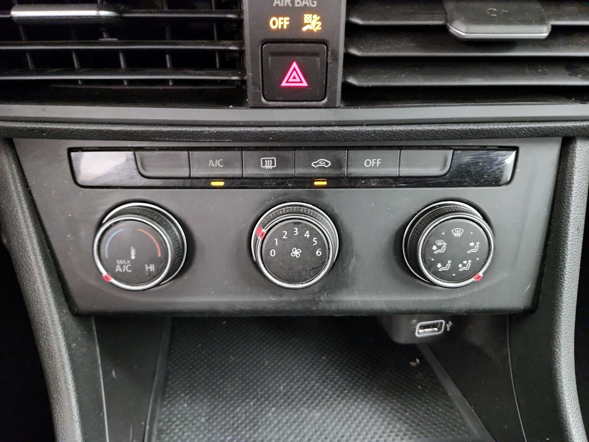 Thumbnail: 2019 Volkswagen Jetta - 16