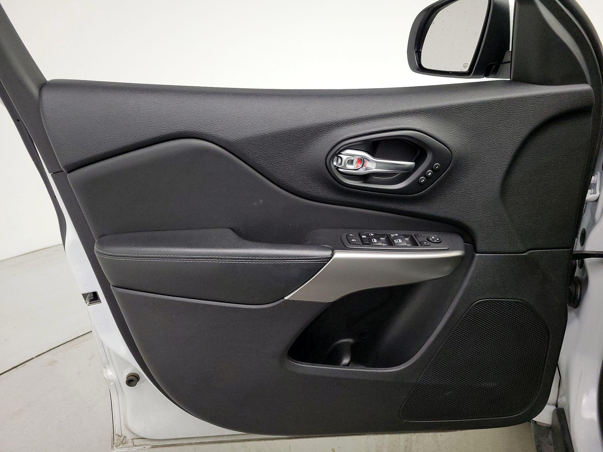 Thumbnail: 2021 Jeep Cherokee - 12