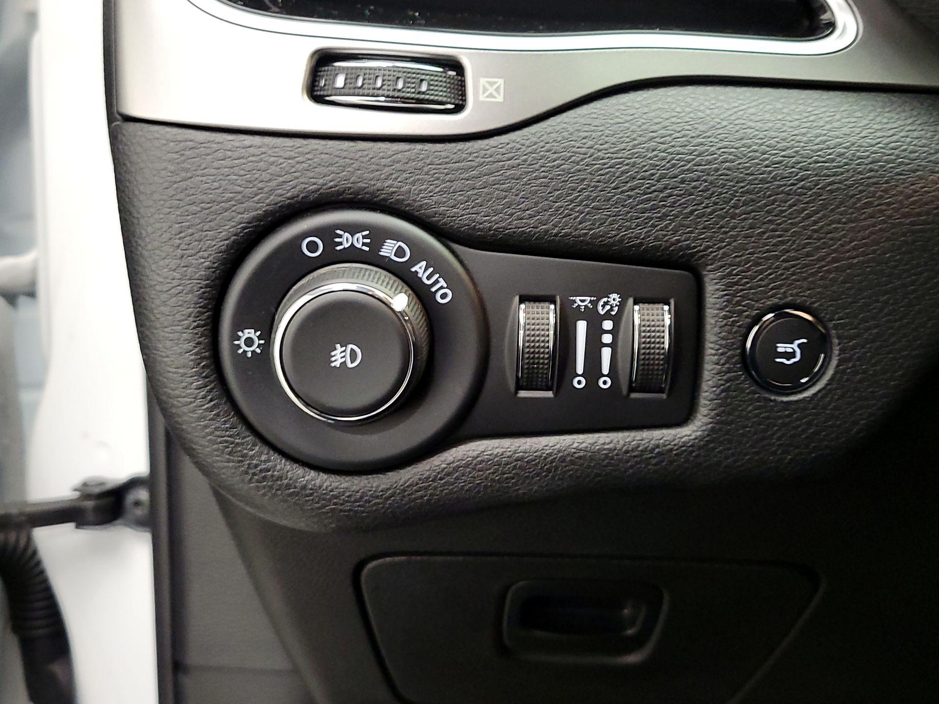 Thumbnail: 2021 Jeep Cherokee - 13