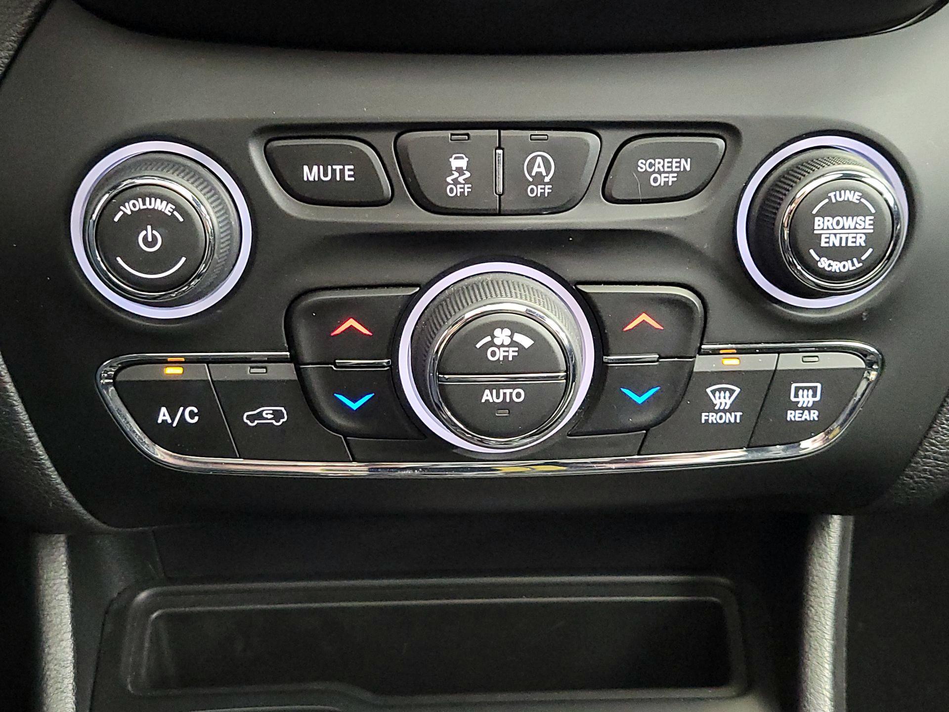 Thumbnail: 2021 Jeep Cherokee - 17