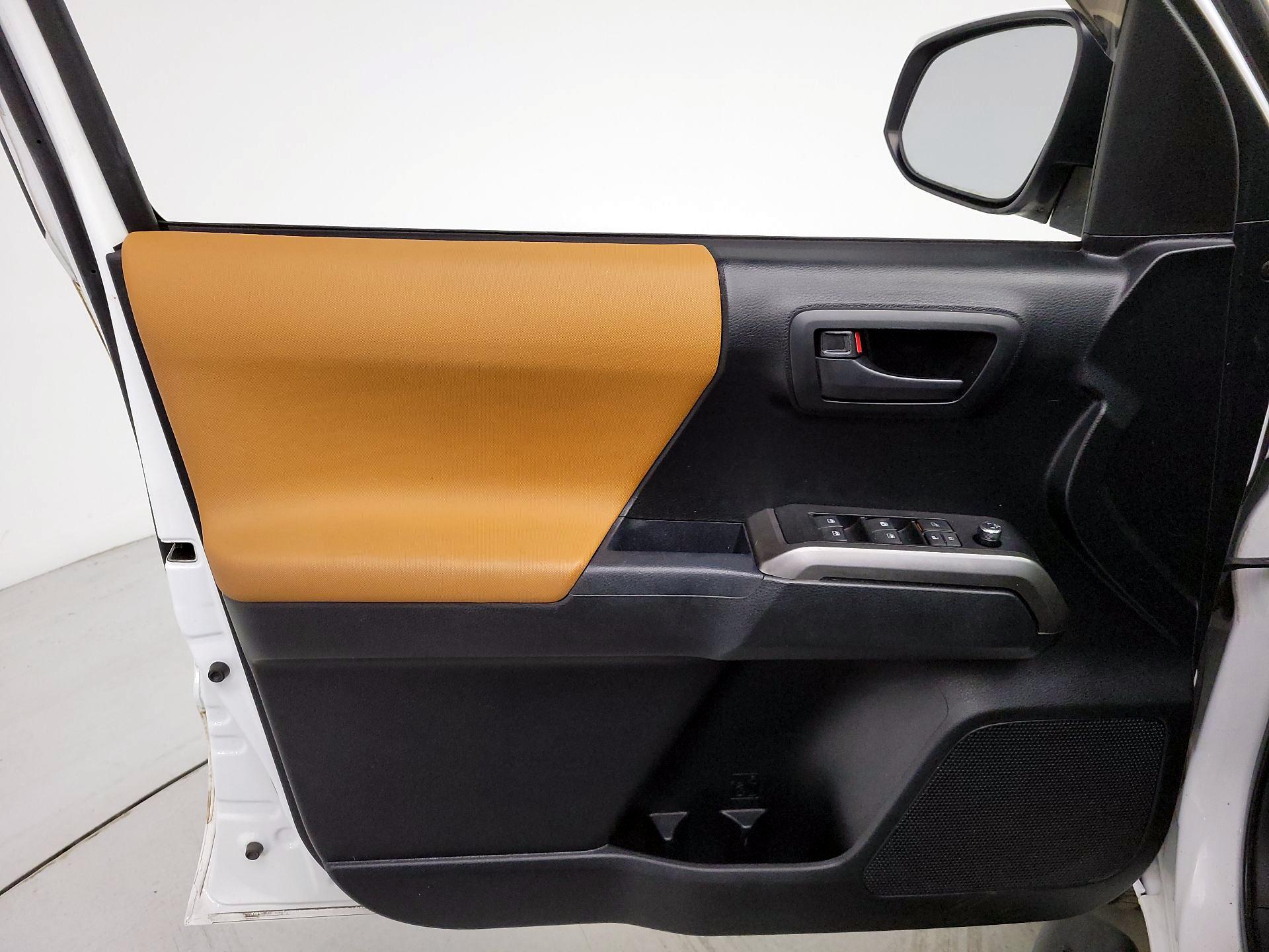 Thumbnail: 2017 Toyota Tacoma - 12