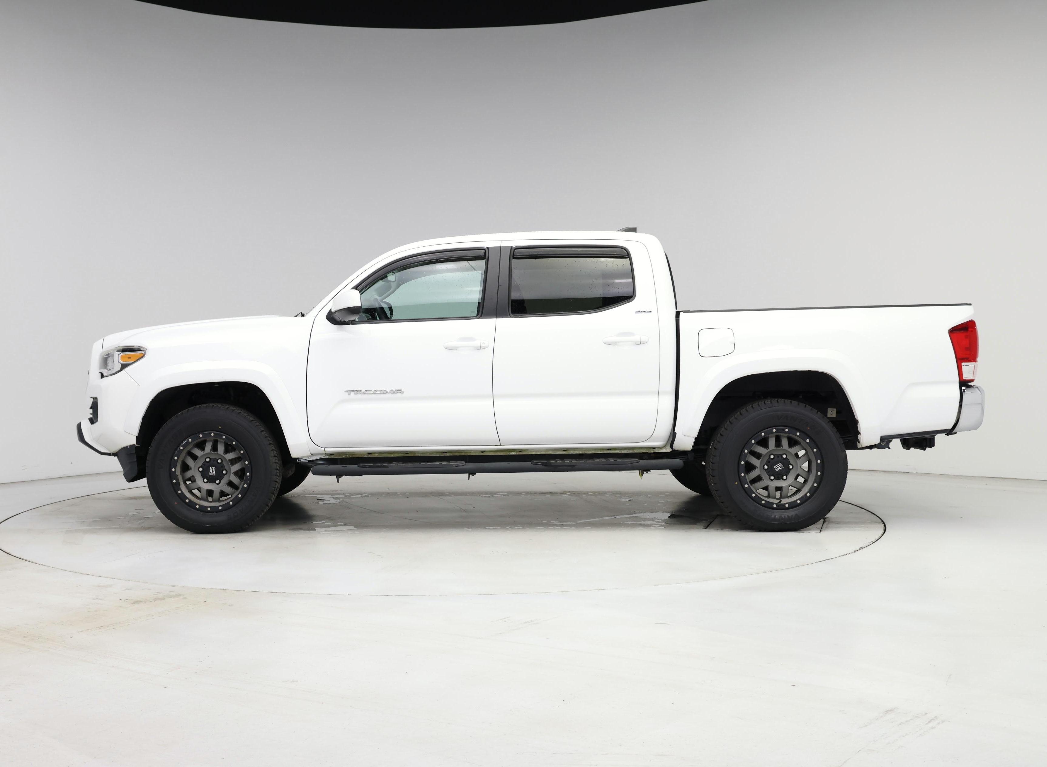 Thumbnail: 2017 Toyota Tacoma - 3