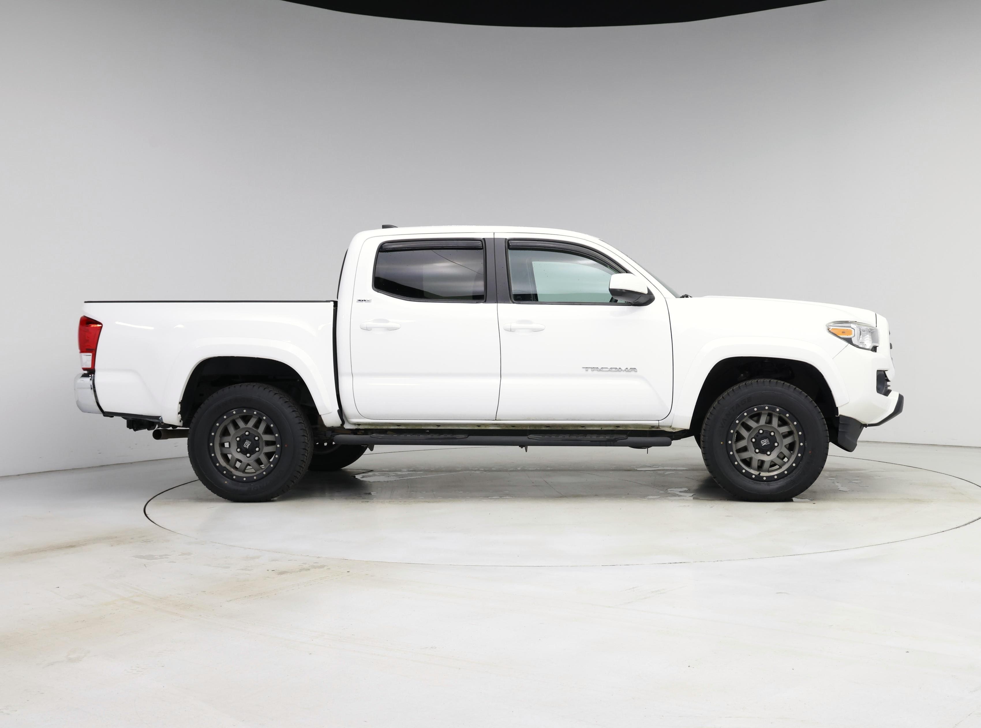 Thumbnail: 2017 Toyota Tacoma - 7