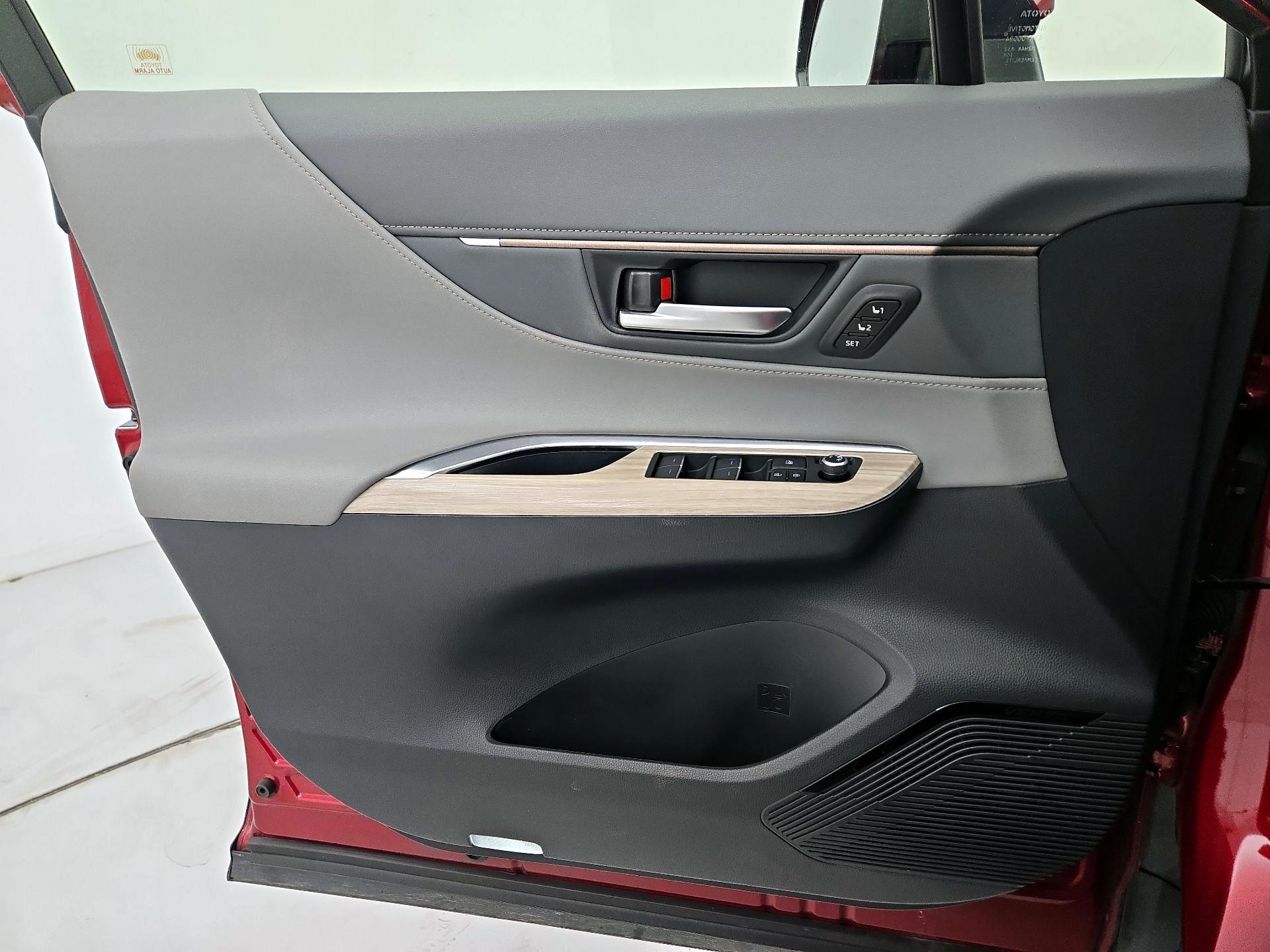 Thumbnail: 2021 Toyota Venza - 12