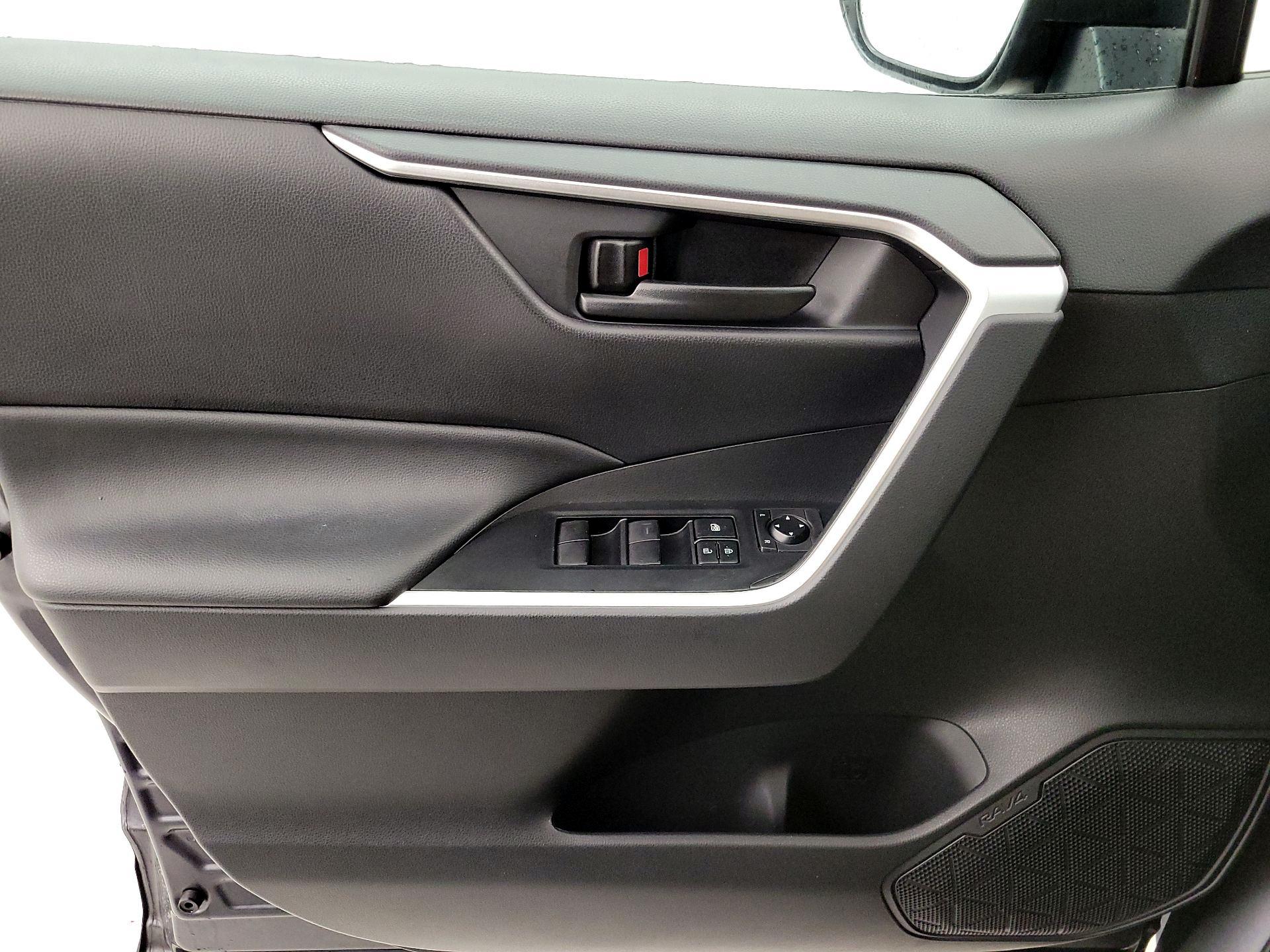 Thumbnail: 2021 Toyota RAV4 - 12