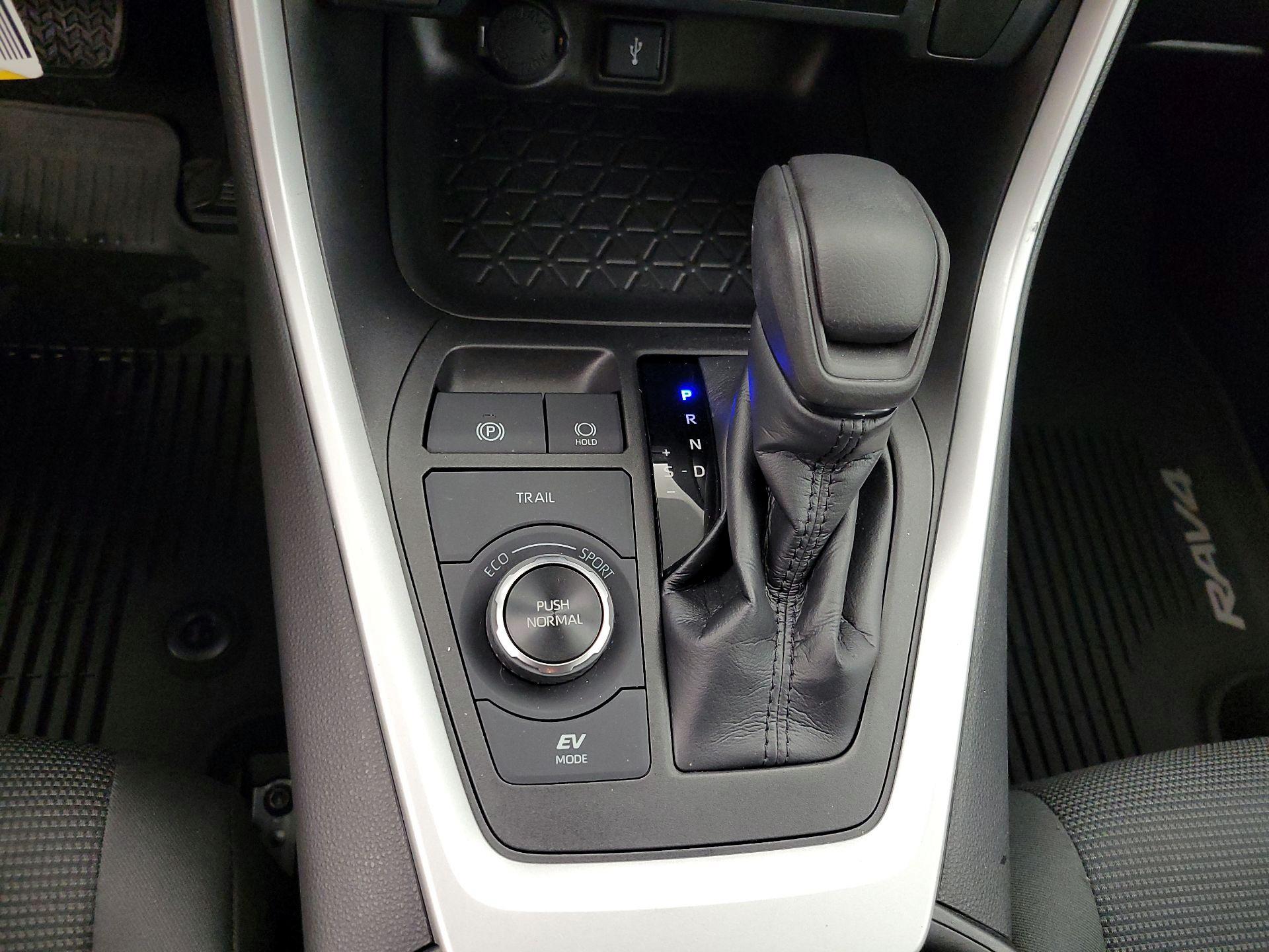 Thumbnail: 2021 Toyota RAV4 - 17