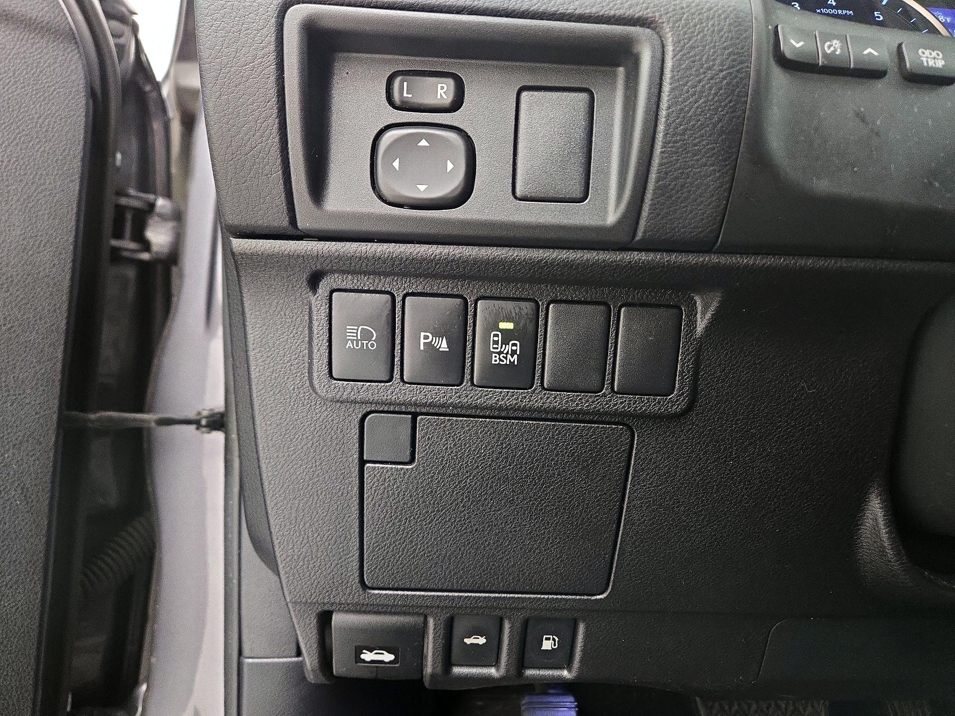 Thumbnail: 2017 Lexus ES - 13