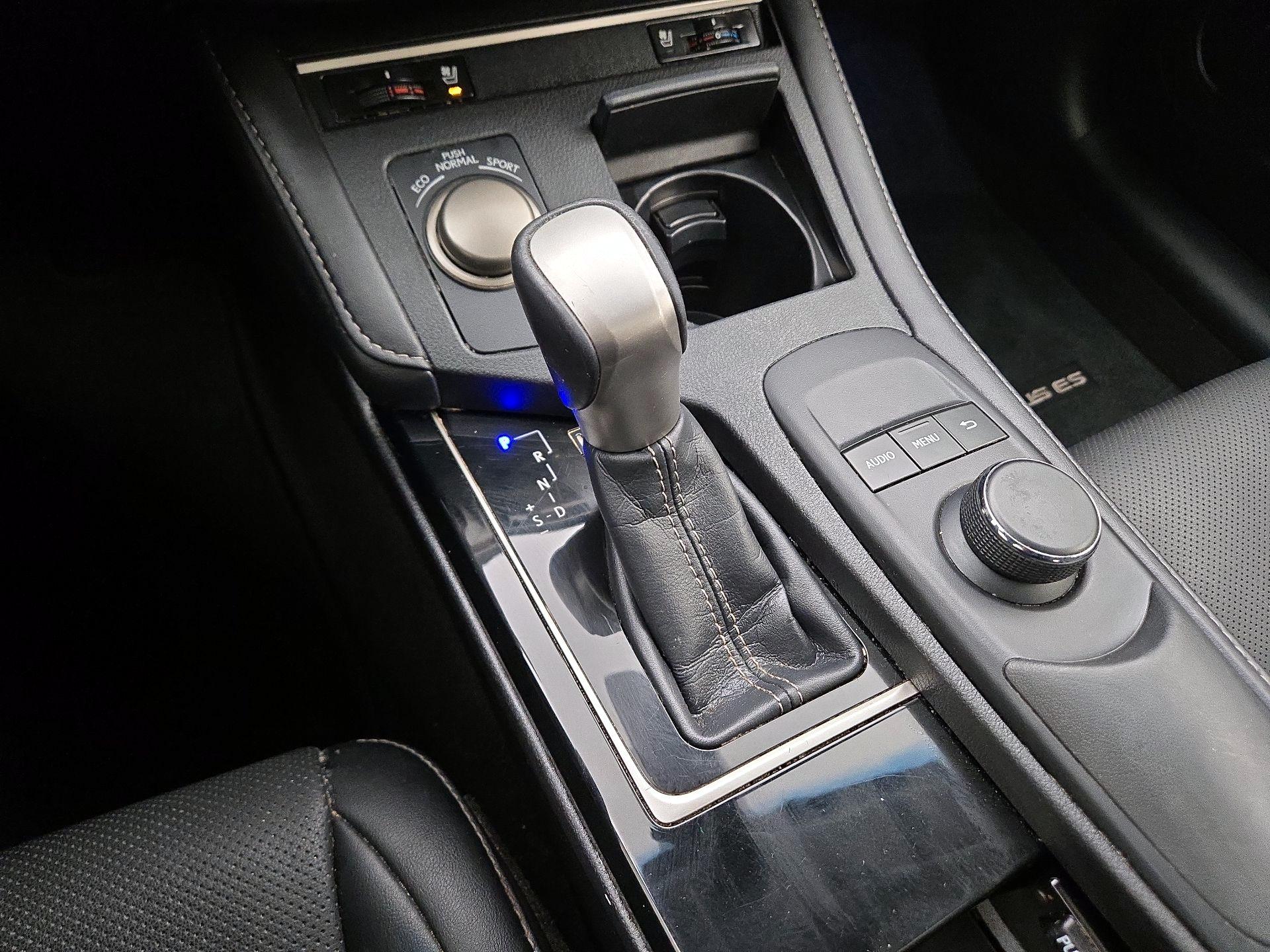 Thumbnail: 2017 Lexus ES - 17