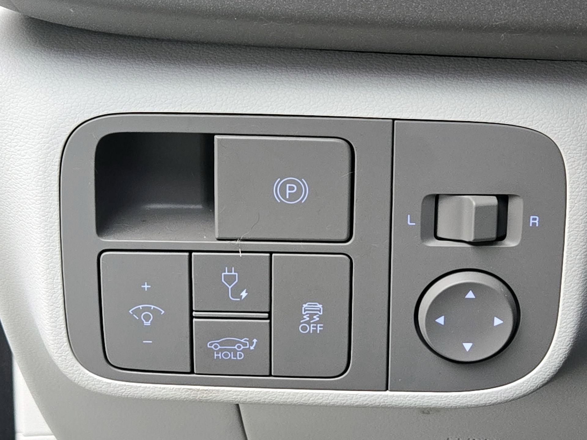 Thumbnail: 2023 Hyundai Ioniq 6 - 13