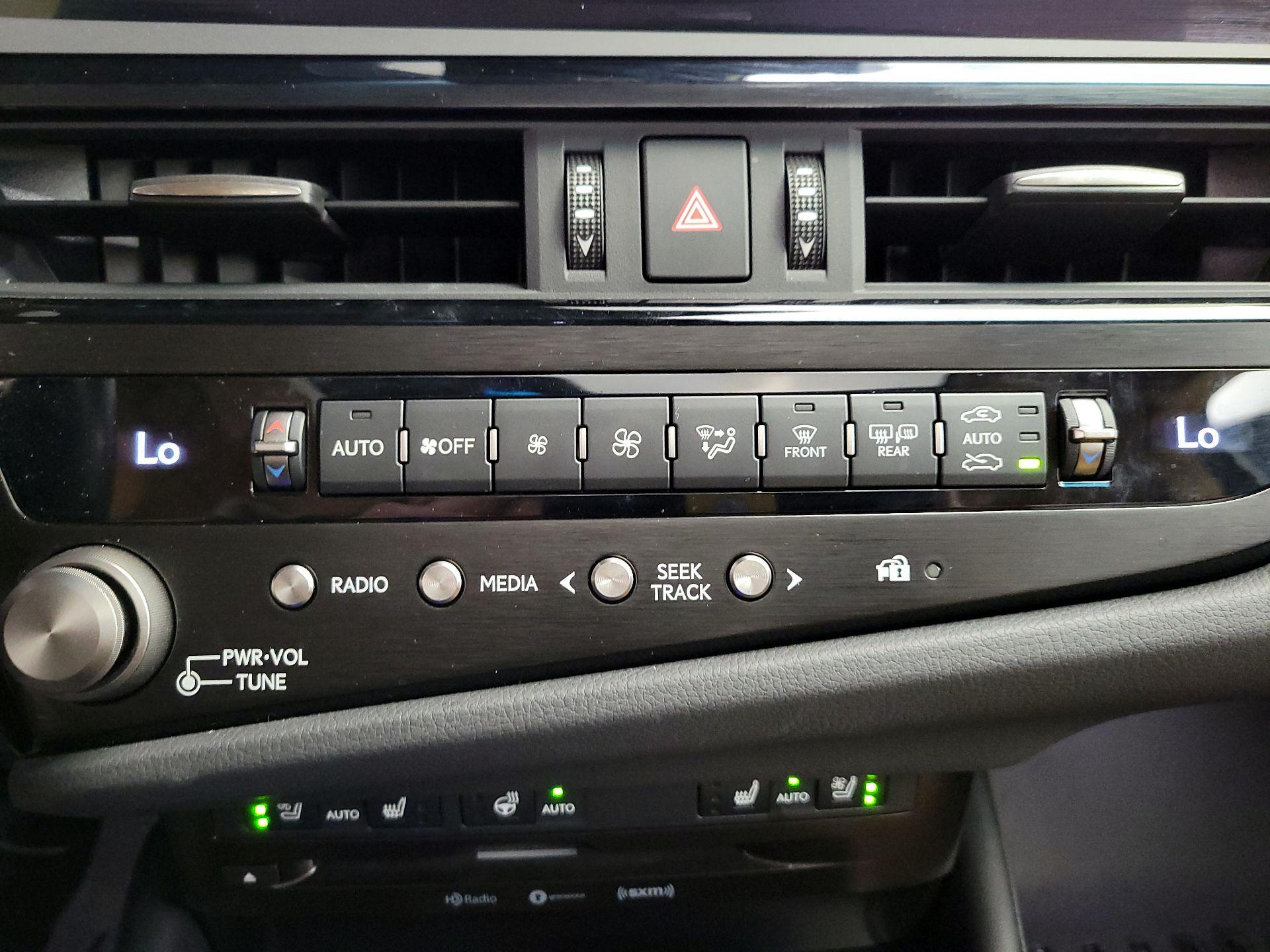 Thumbnail: 2022 Lexus ES - 17