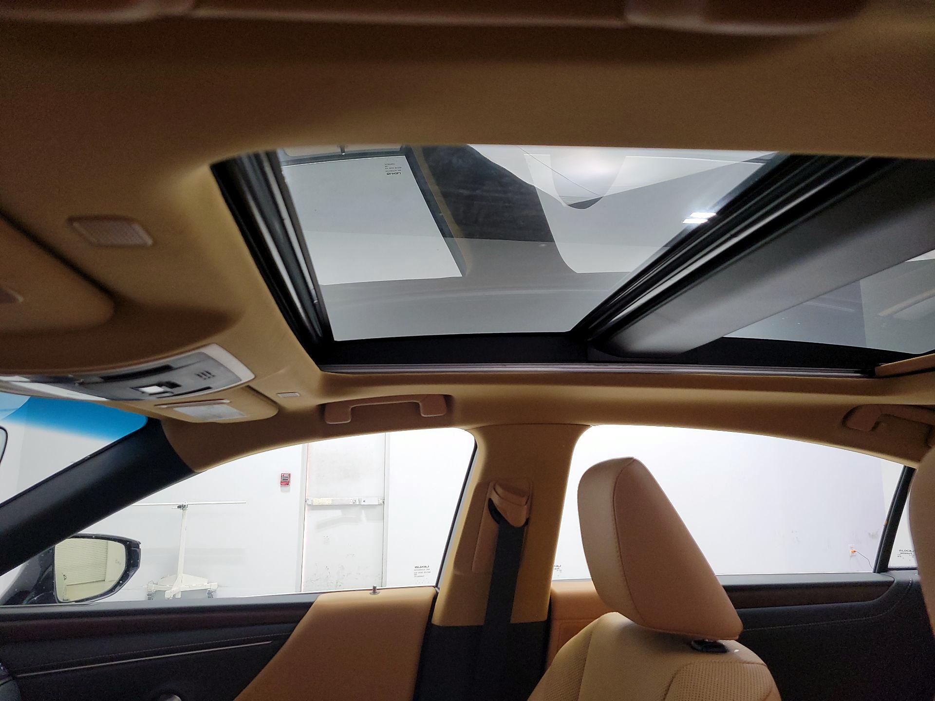 Thumbnail: 2022 Lexus ES - 20