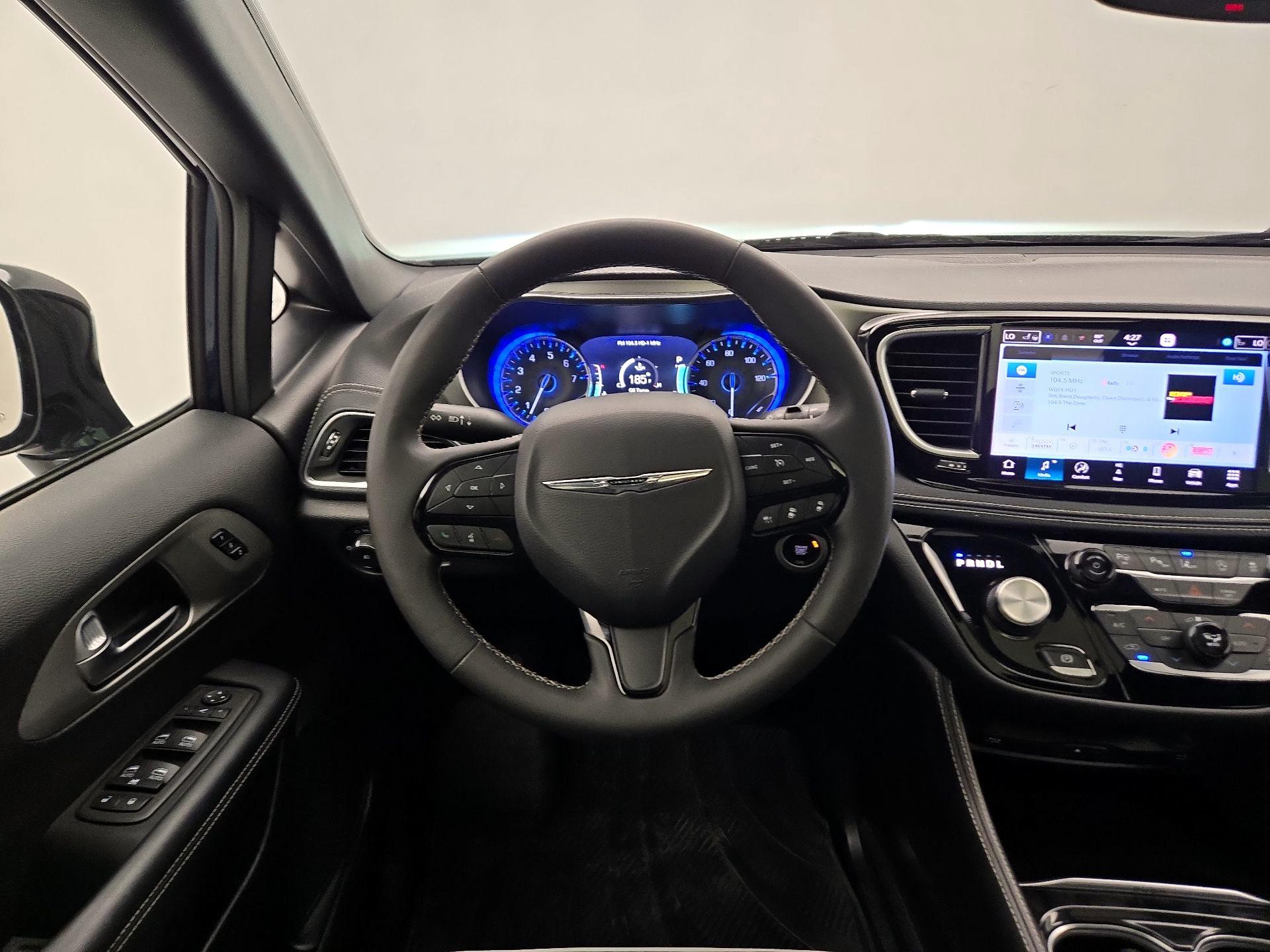 Thumbnail: 2023 Chrysler Pacifica - 10