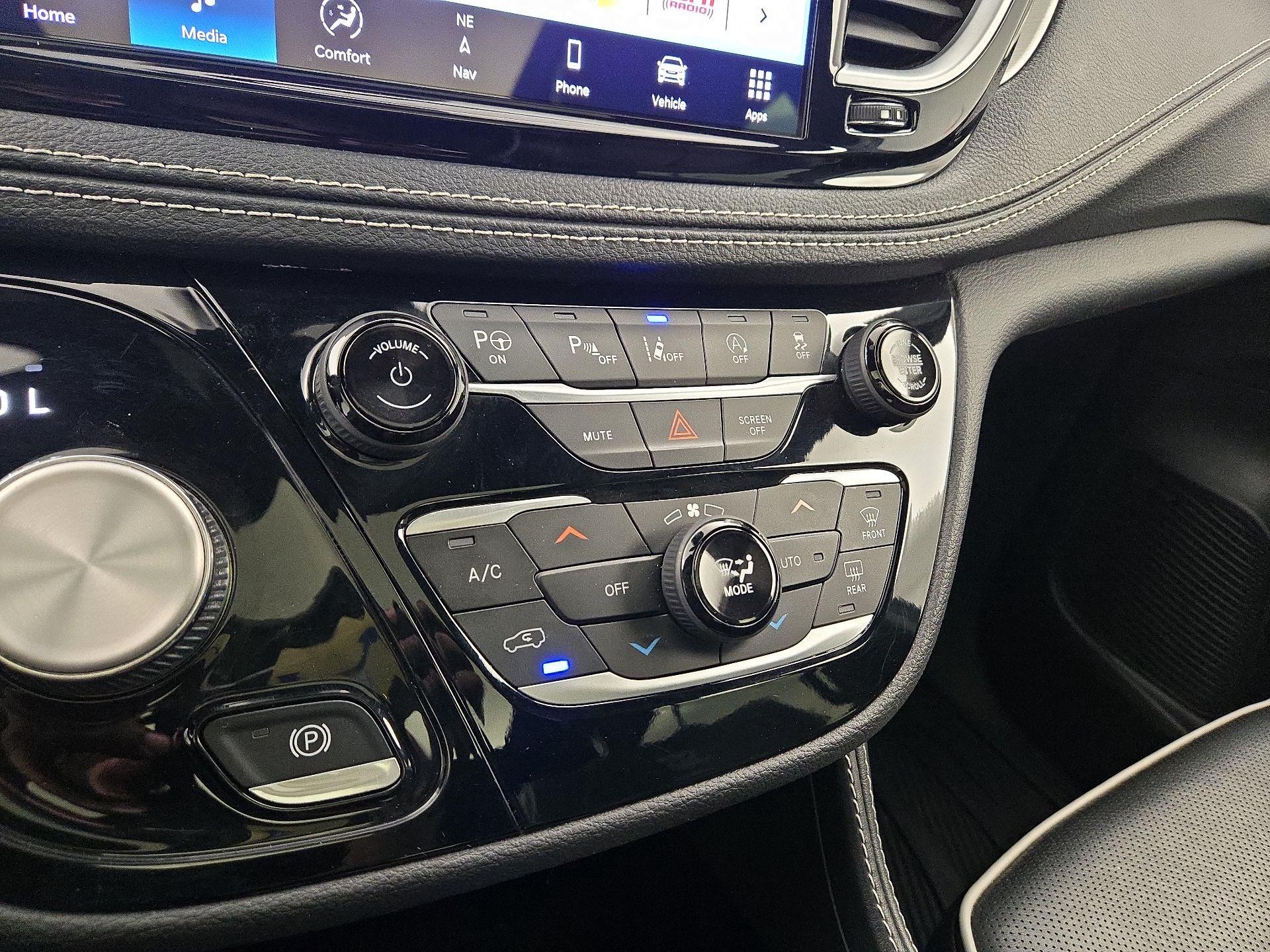 Thumbnail: 2023 Chrysler Pacifica - 16