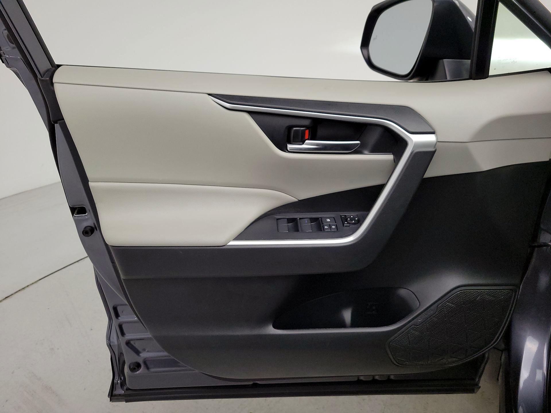 Thumbnail: 2020 Toyota RAV4 - 12