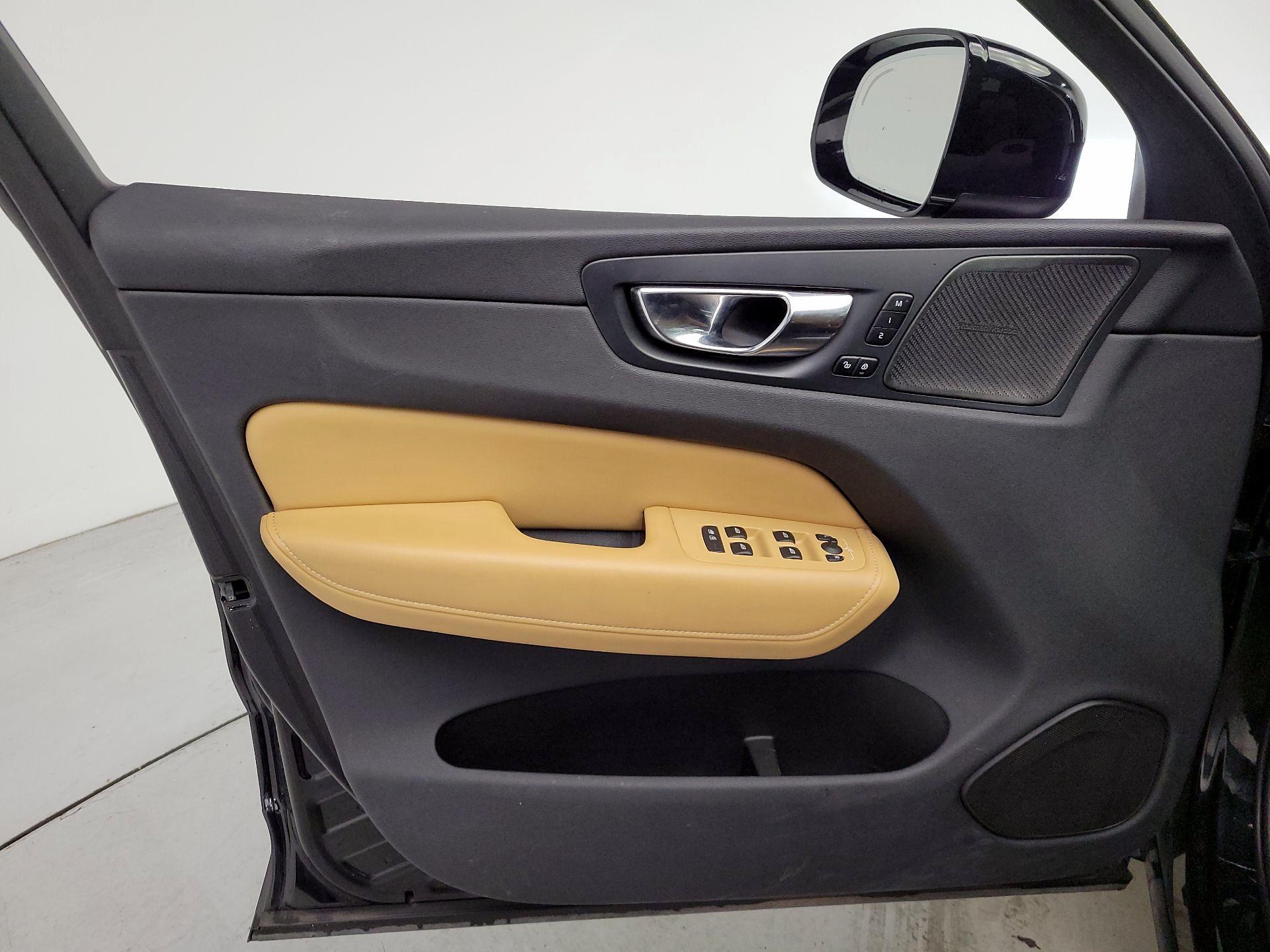 Thumbnail: 2022 Volvo XC60 - 12