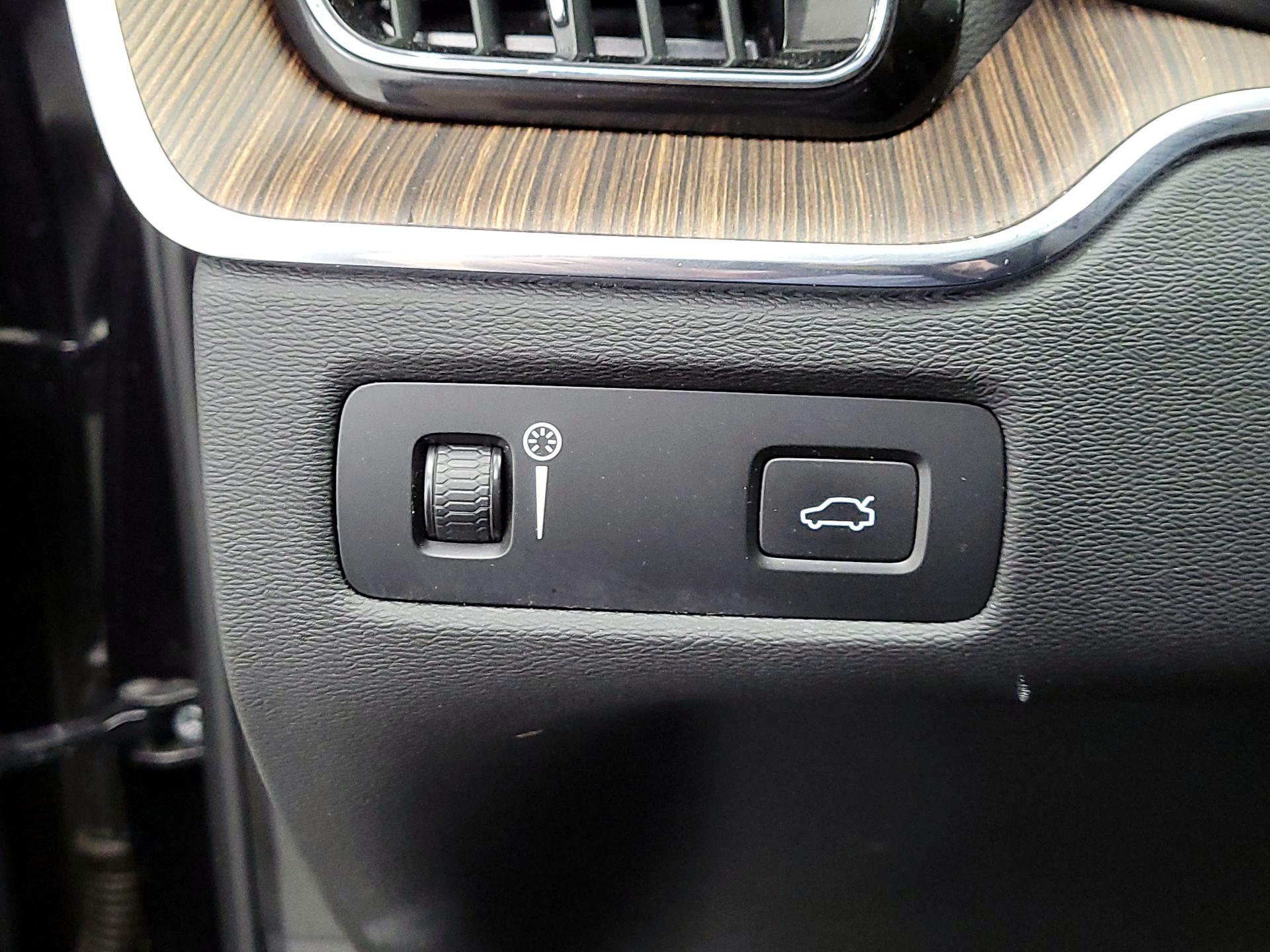 Thumbnail: 2022 Volvo XC60 - 13