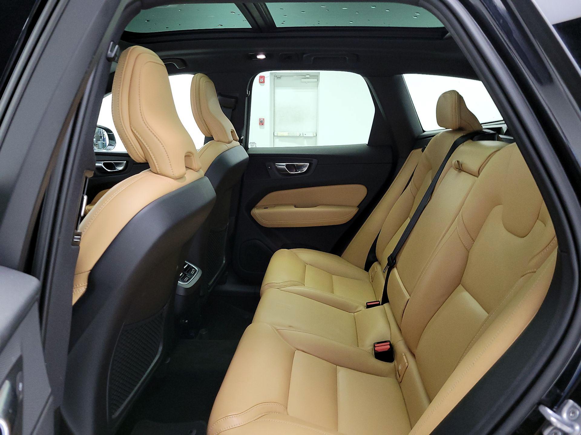 Thumbnail: 2022 Volvo XC60 - 20